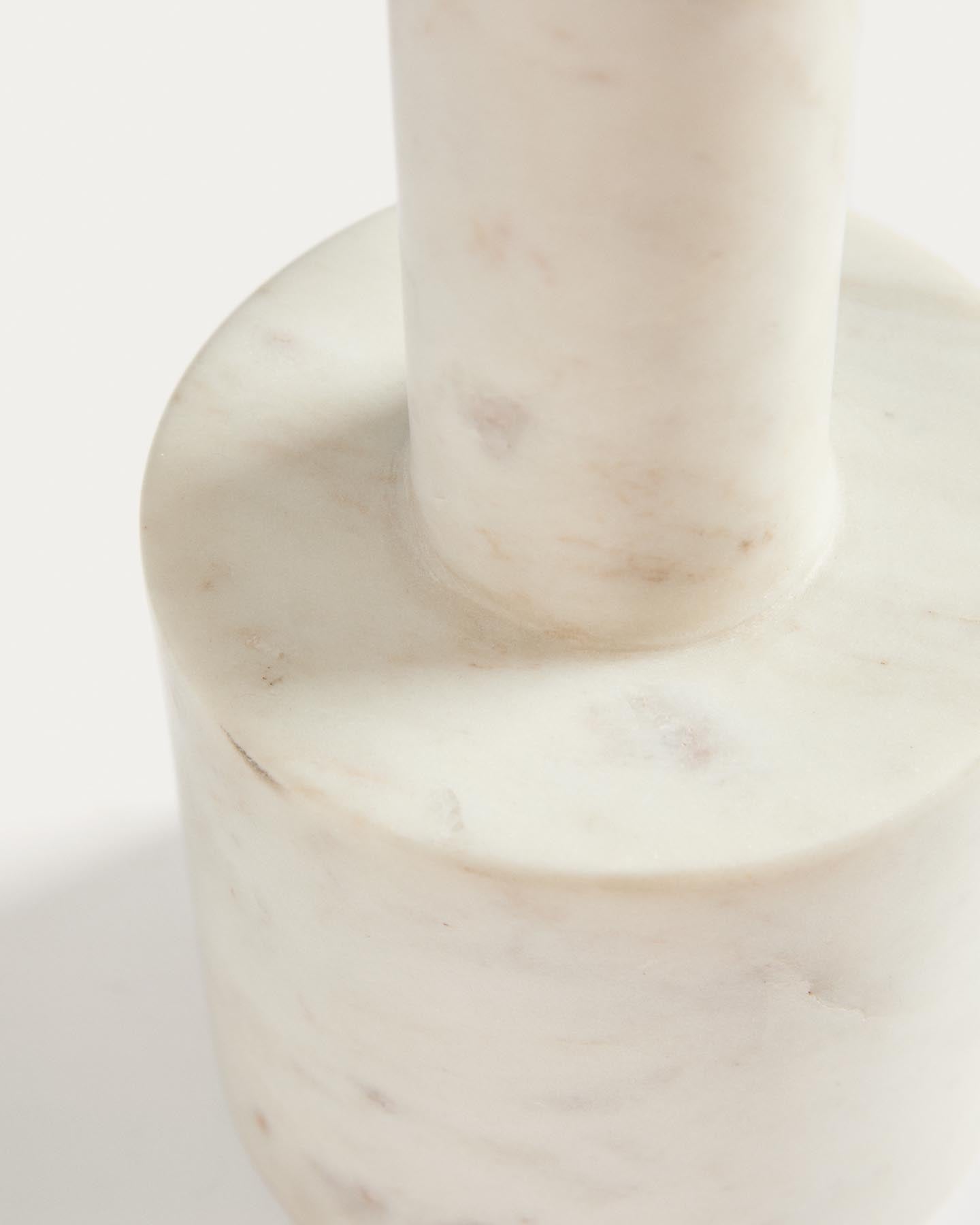 Kerzenständer Zalvori aus weißem Marmor, 23 cm in Weiß präsentiert im Onlineshop von KAQTU Design AG. Kerzenständer ist von Kave Home