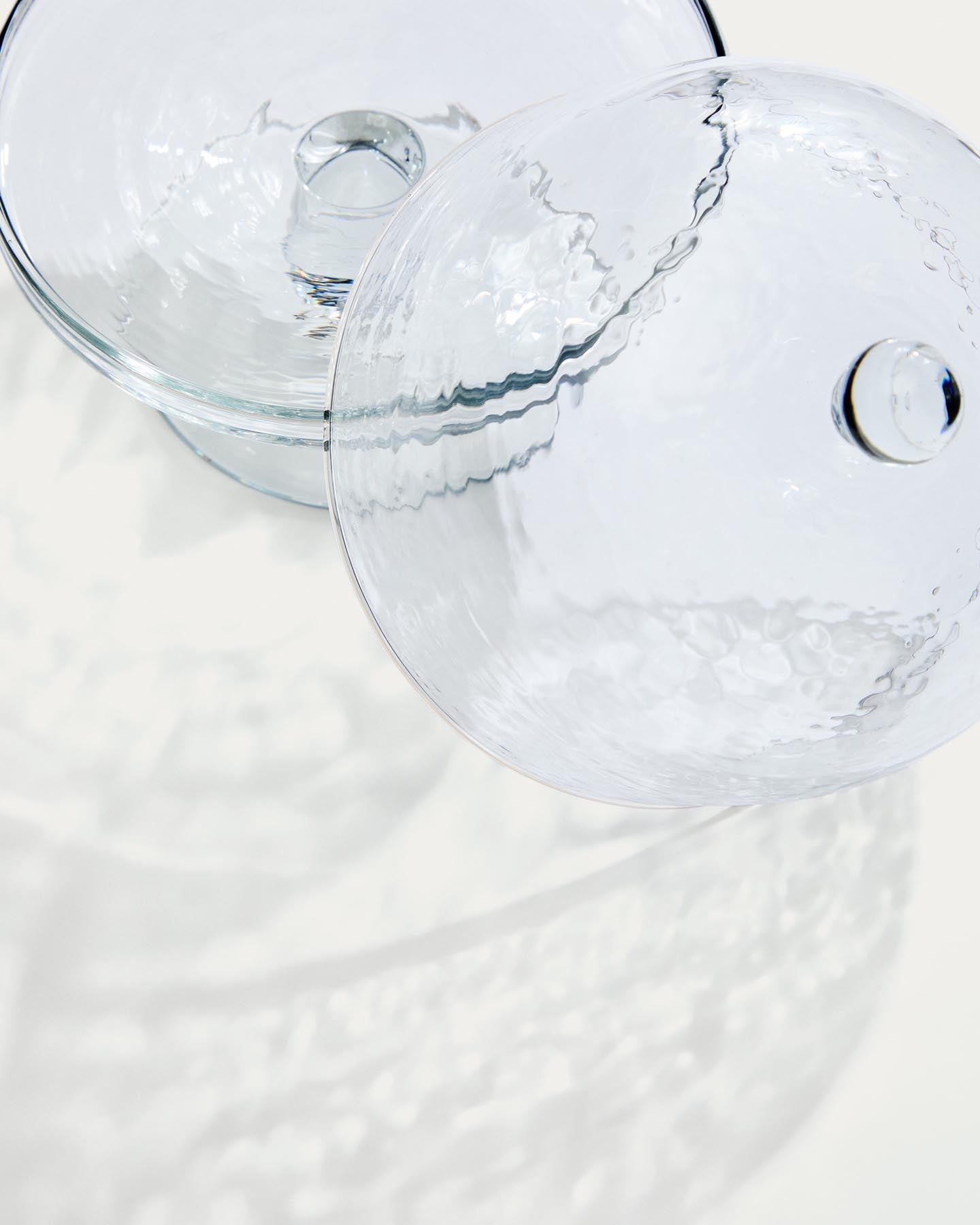 Kuchenplatte Sileia aus transparentem Recyclingglas in Transparent präsentiert im Onlineshop von KAQTU Design AG. Platte ist von Kave Home