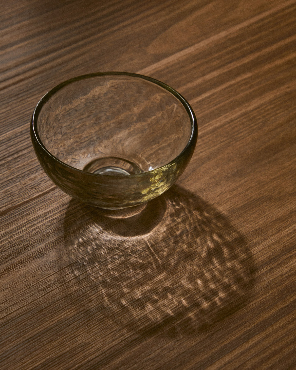 Kleine runde Schale Sileia aus transparentem Recyclingglas, handgefertigt, mit schlichter, zeitloser Form, Grösse 10x10x6 cm.