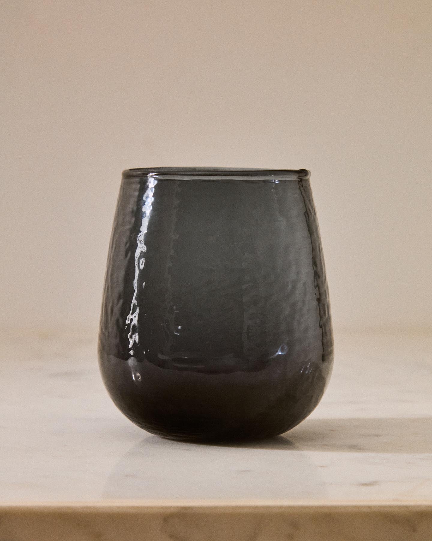 Glas Sileia aus blauem Recyclingglas in Blau präsentiert im Onlineshop von KAQTU Design AG. Glas ist von Kave Home