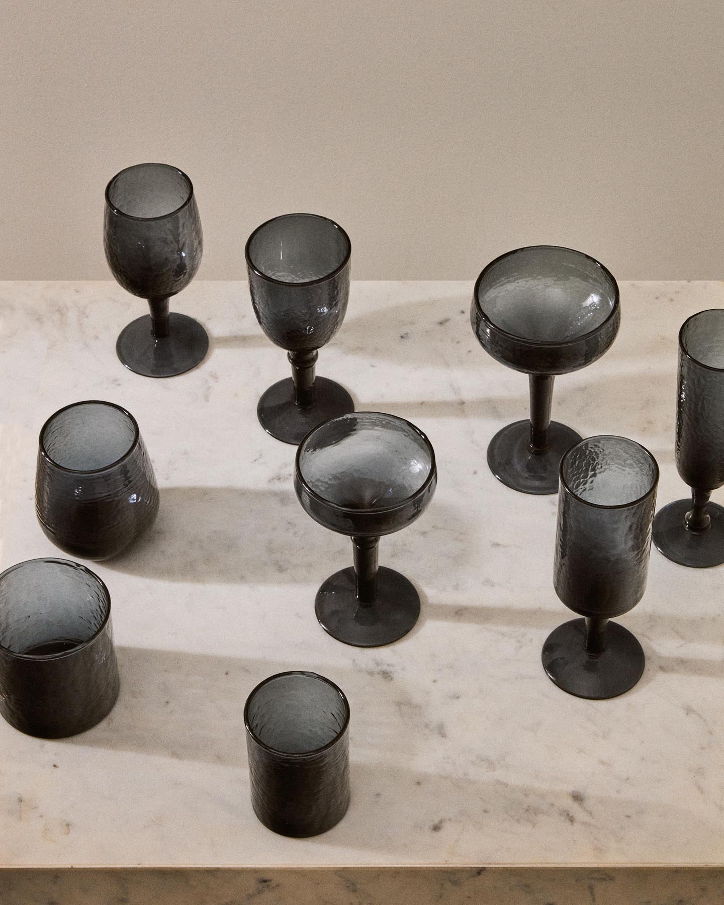 Glas Sileia aus blauem Recyclingglas in Blau präsentiert im Onlineshop von KAQTU Design AG. Glas ist von Kave Home