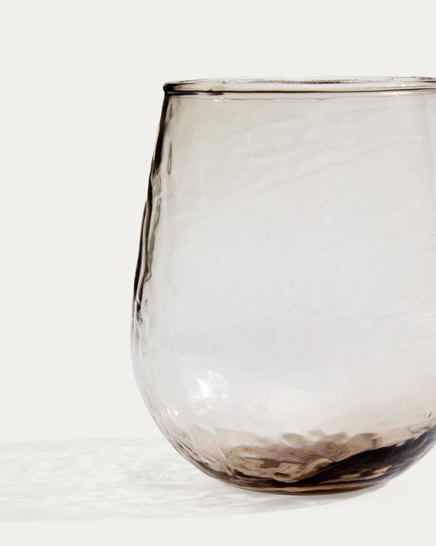 Glas Sileia aus braunem Recyclingglas in Braun präsentiert im Onlineshop von KAQTU Design AG. Glas ist von Kave Home
