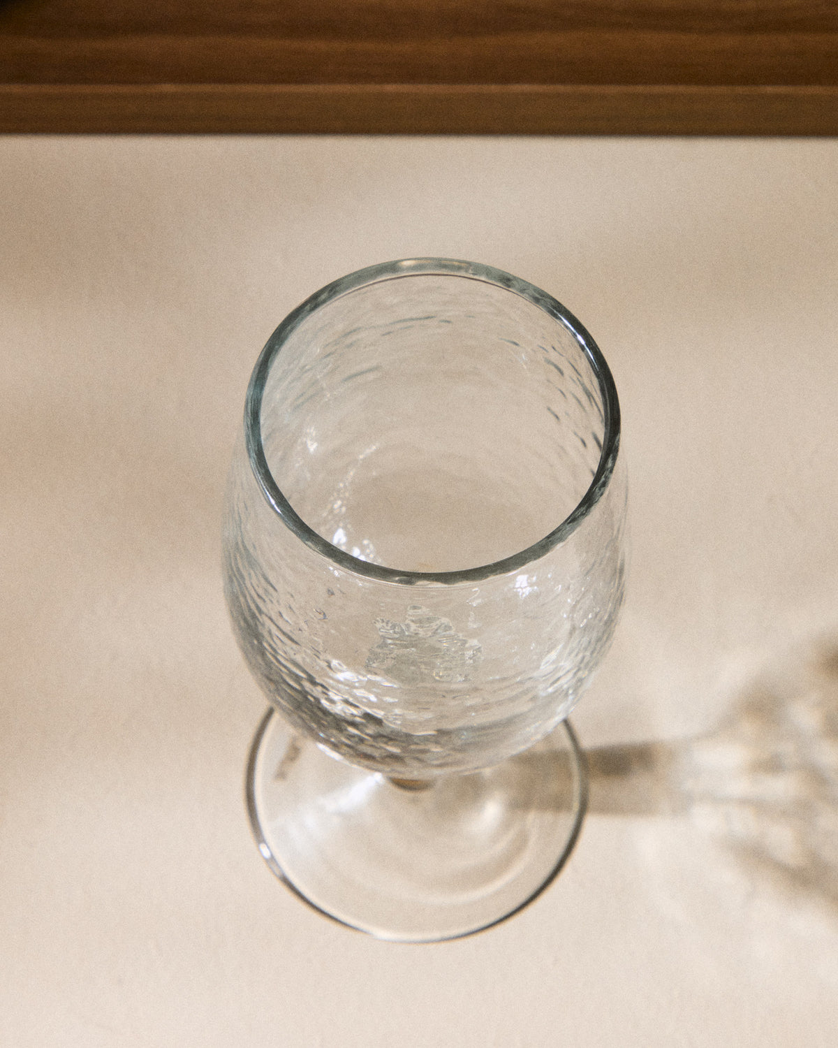 Weinglas Sileia aus transparentem Recyclingglas in Transparent präsentiert im Onlineshop von KAQTU Design AG. Wein- & Sektglas ist von Kave Home