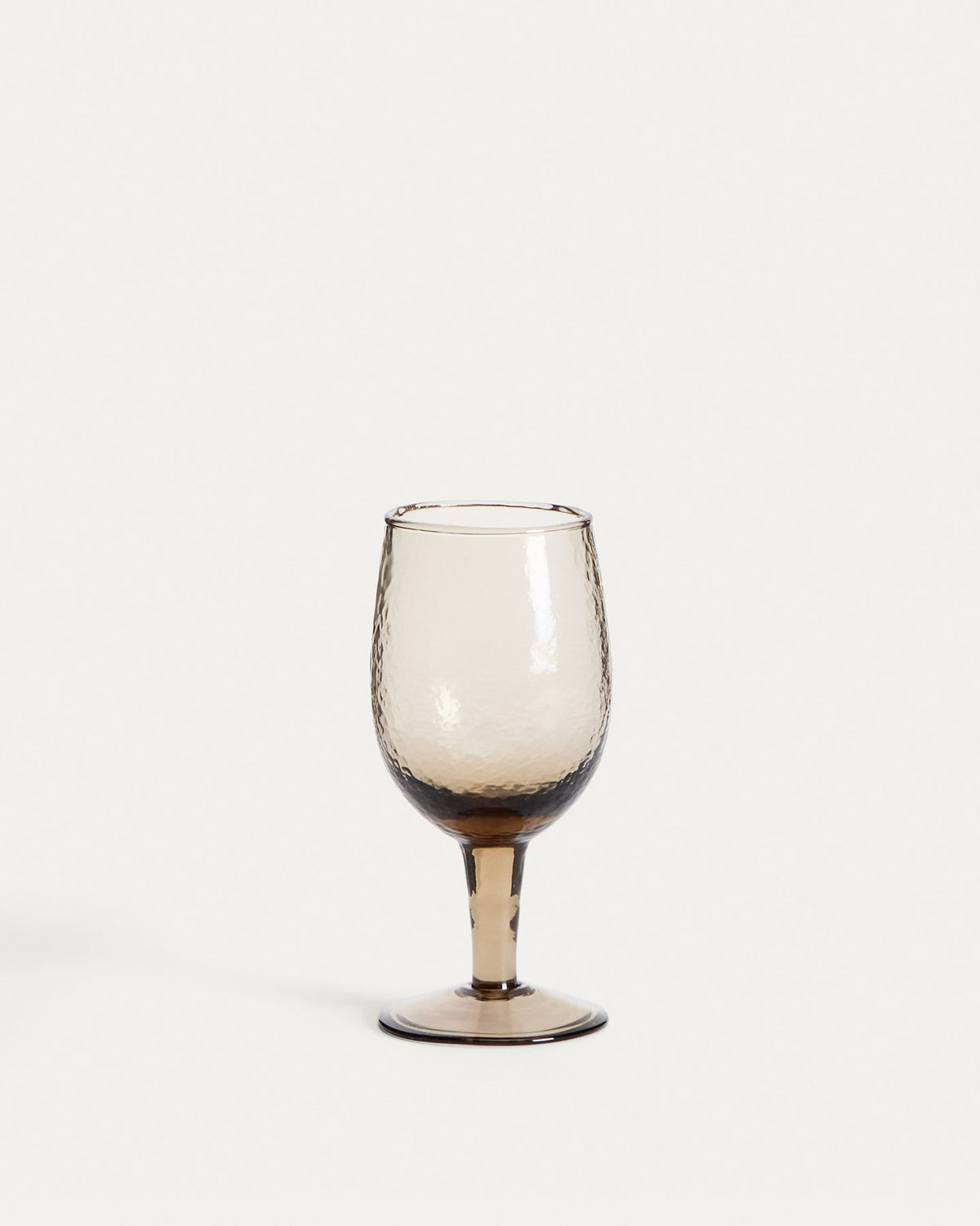 Weinglas Sileia aus braunem Recyclingglas in Braun präsentiert im Onlineshop von KAQTU Design AG. Wein- & Sektglas ist von Kave Home