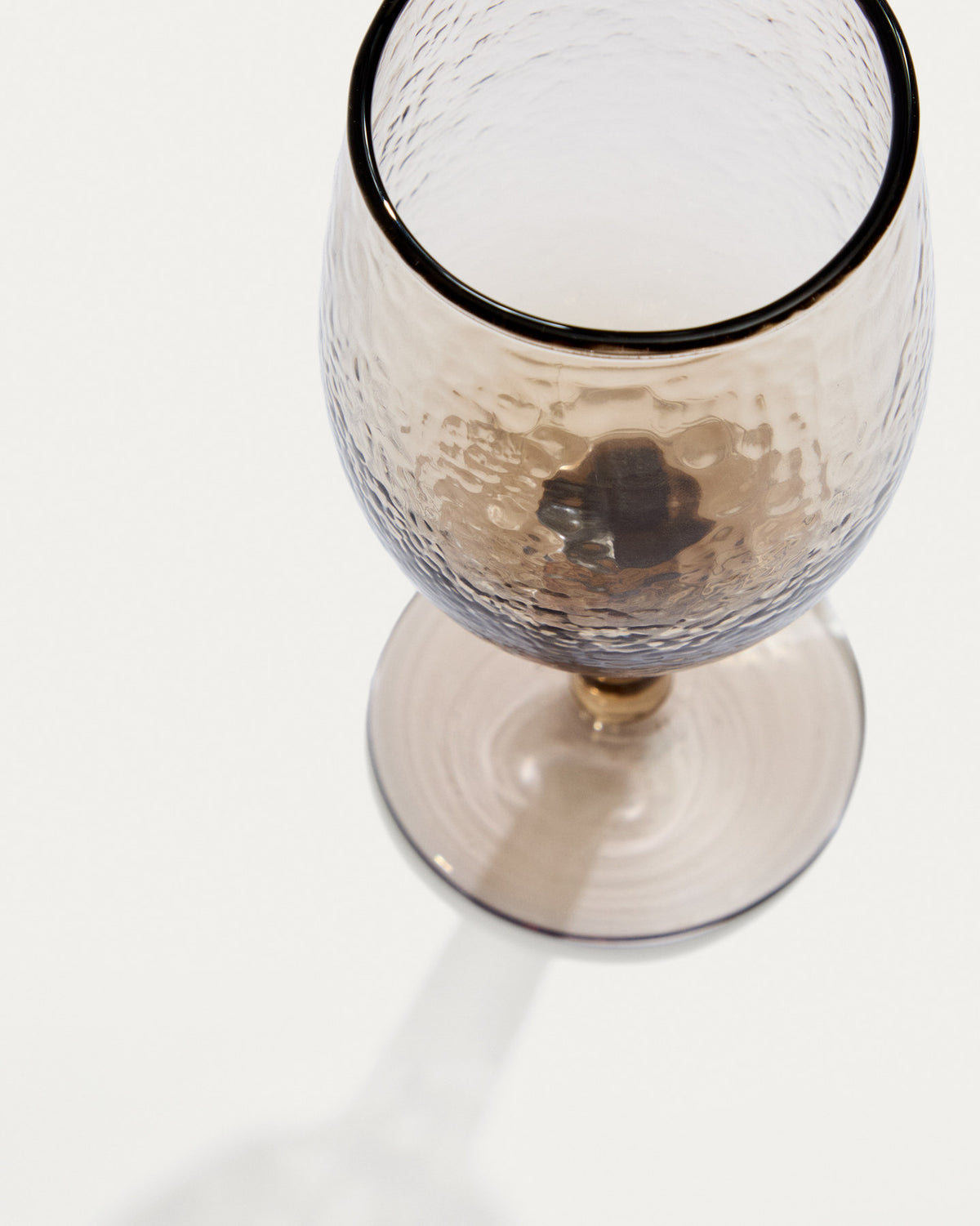 Weinglas Sileia aus braunem Recyclingglas in Braun präsentiert im Onlineshop von KAQTU Design AG. Wein- & Sektglas ist von Kave Home