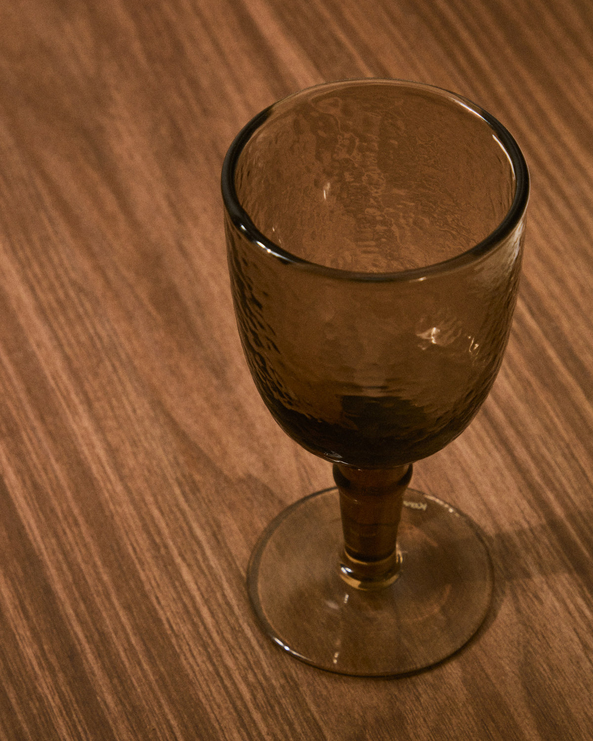 Weinglas Sileia aus braunem Recyclingglas in Braun präsentiert im Onlineshop von KAQTU Design AG. Wein- & Sektglas ist von Kave Home