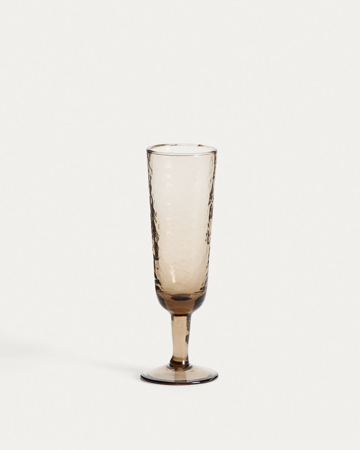 Weinglas Sileia aus braunem Recyclingglas in Braun präsentiert im Onlineshop von KAQTU Design AG. Wein- & Sektglas ist von Kave Home