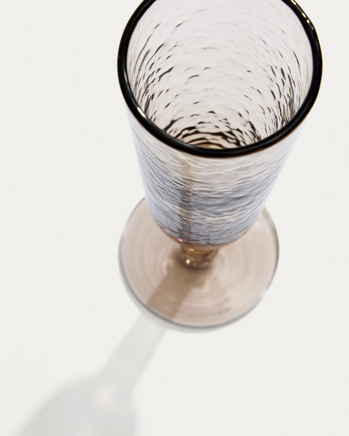 Weinglas Sileia aus braunem Recyclingglas in Braun präsentiert im Onlineshop von KAQTU Design AG. Wein- & Sektglas ist von Kave Home