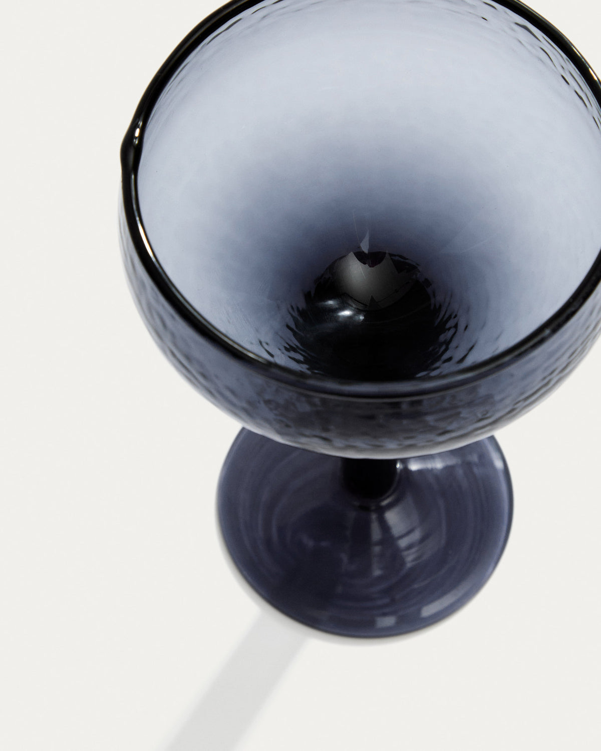 Weinglas Sileia aus blauem Recyclingglas in Blau präsentiert im Onlineshop von KAQTU Design AG. Wein- & Sektglas ist von Kave Home
