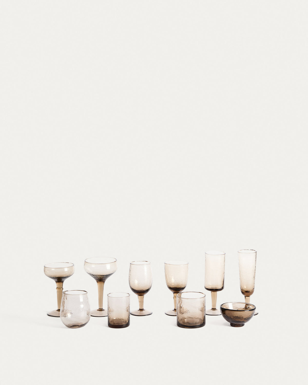 Weinglas Sileia aus braunem Recyclingglas in Braun präsentiert im Onlineshop von KAQTU Design AG. Wein- & Sektglas ist von Kave Home