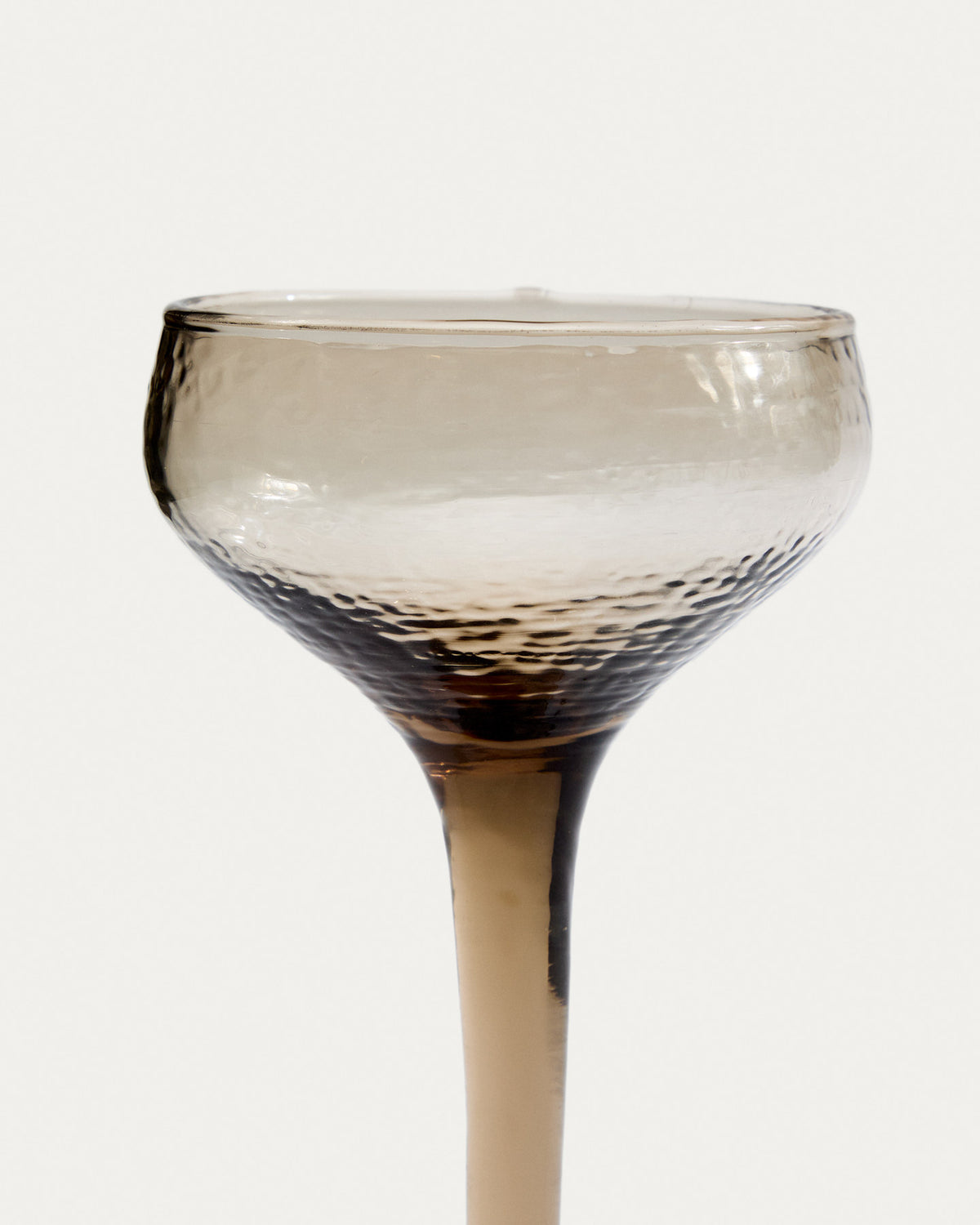 Weinglas Sileia aus braunem Recyclingglas in Braun präsentiert im Onlineshop von KAQTU Design AG. Wein- & Sektglas ist von Kave Home