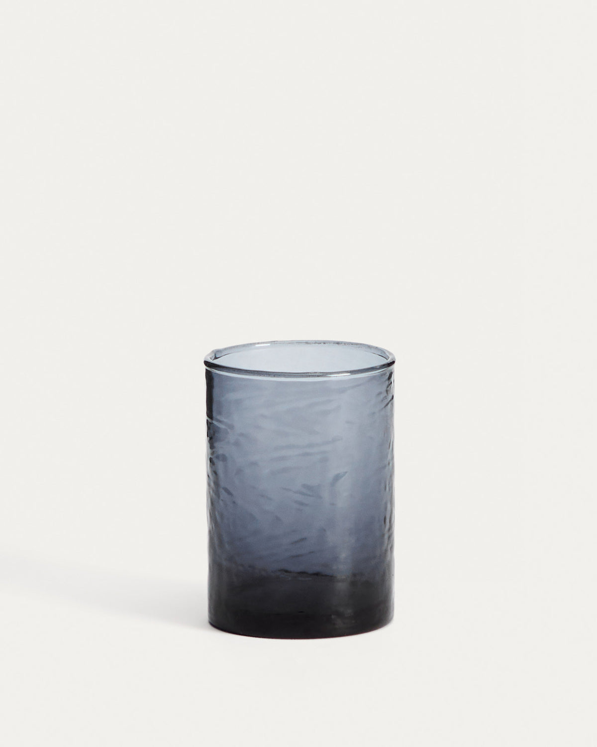 Glas Obila aus blauem Recyclingglas in Blau präsentiert im Onlineshop von KAQTU Design AG. Glas ist von Kave Home