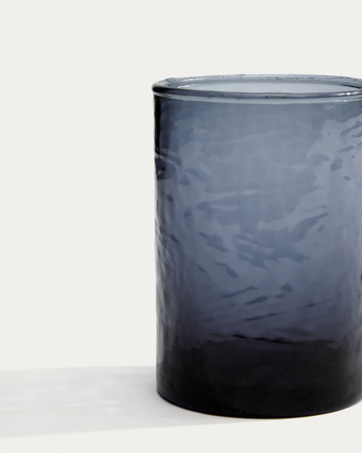 Glas Obila aus blauem Recyclingglas in Blau präsentiert im Onlineshop von KAQTU Design AG. Glas ist von Kave Home