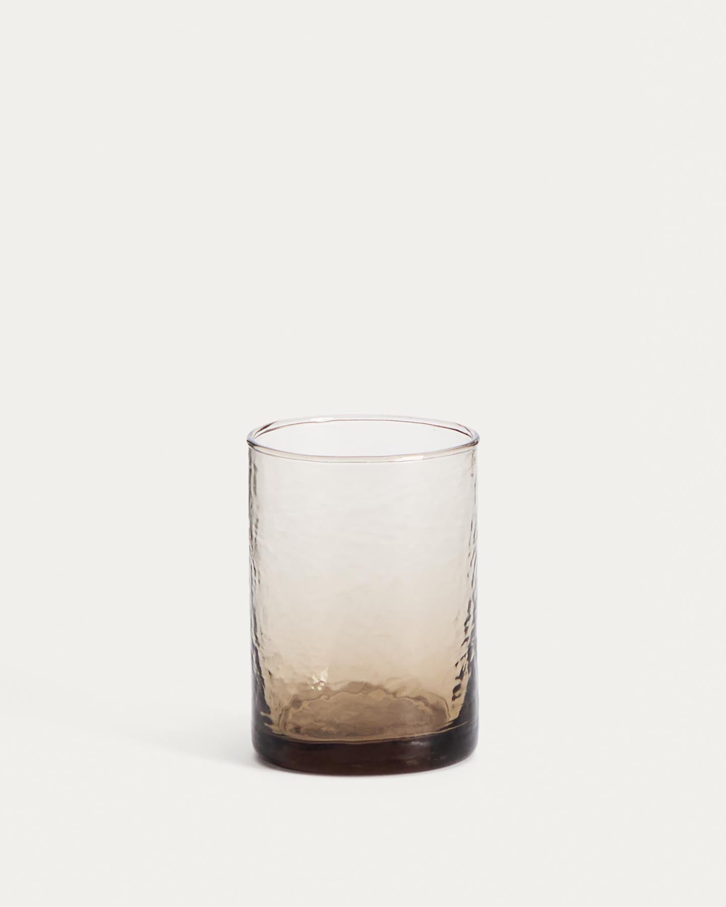 Glas Obila aus braunem Recyclingglas in Braun präsentiert im Onlineshop von KAQTU Design AG. Glas ist von Kave Home