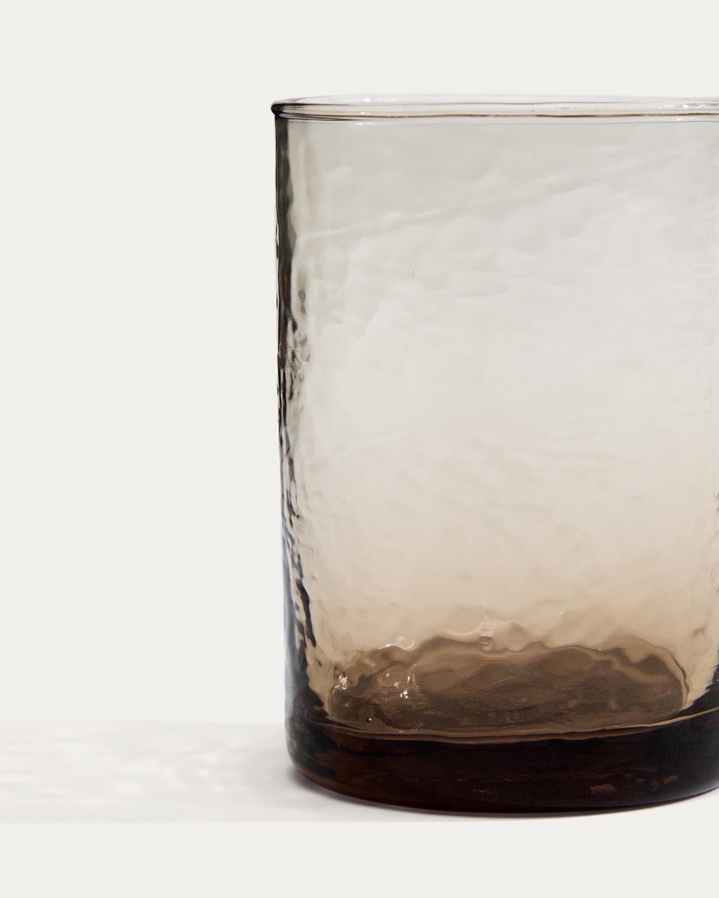 Glas Obila aus braunem Recyclingglas in Braun präsentiert im Onlineshop von KAQTU Design AG. Glas ist von Kave Home