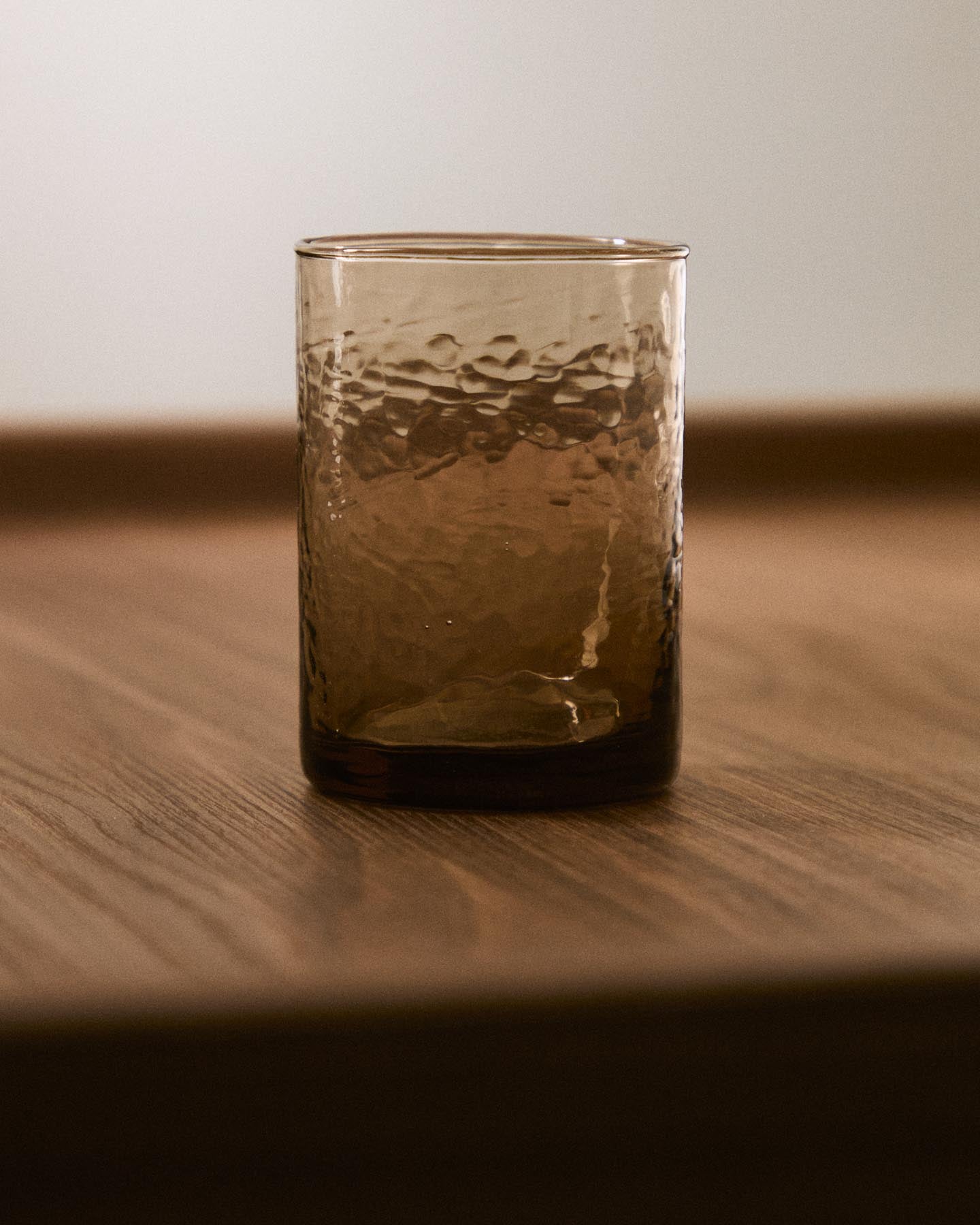 Glas Obila aus braunem Recyclingglas in Braun präsentiert im Onlineshop von KAQTU Design AG. Glas ist von Kave Home