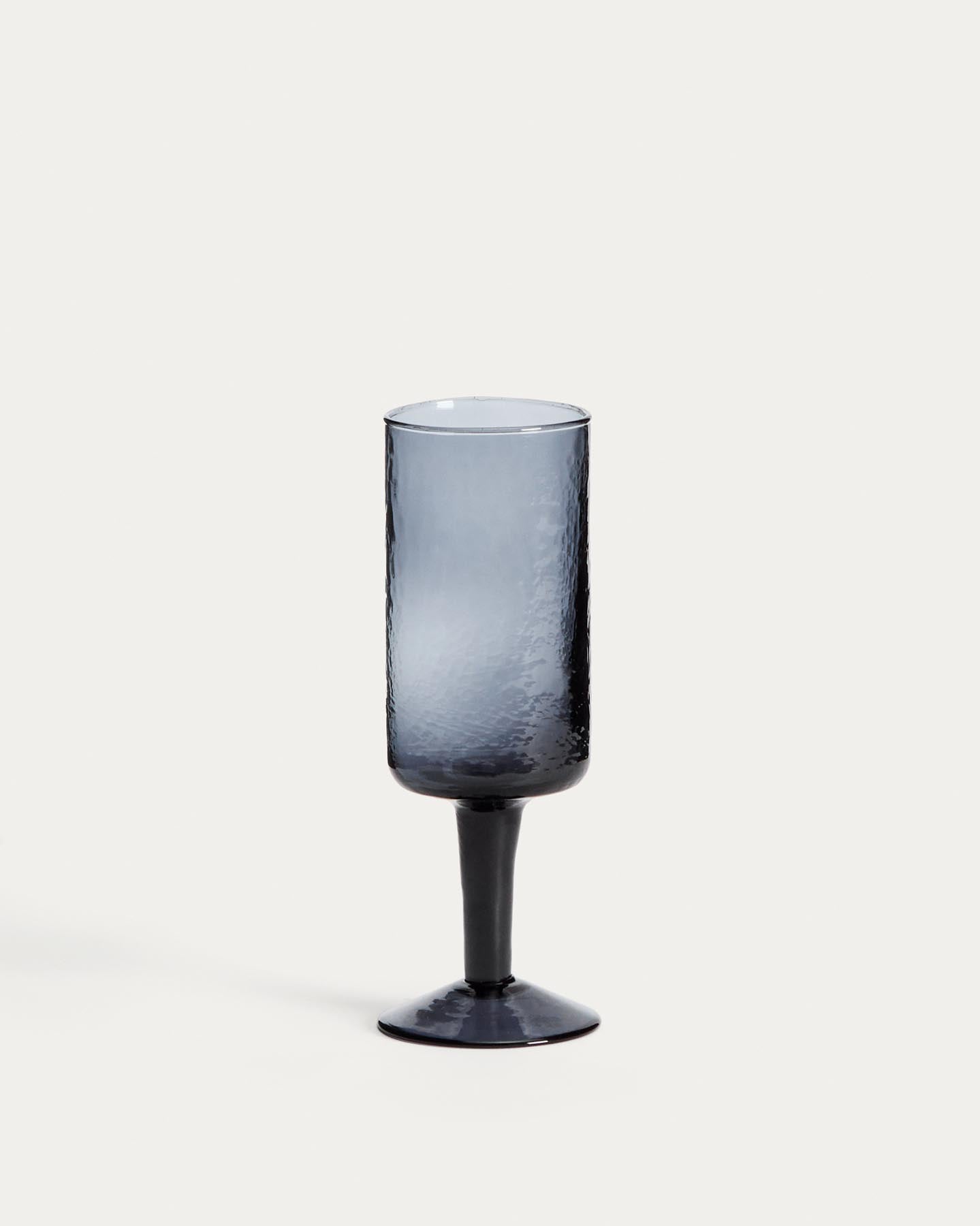 Weinglas Obila aus blauem Recyclingglas in Blau präsentiert im Onlineshop von KAQTU Design AG. Wein- & Sektglas ist von Kave Home