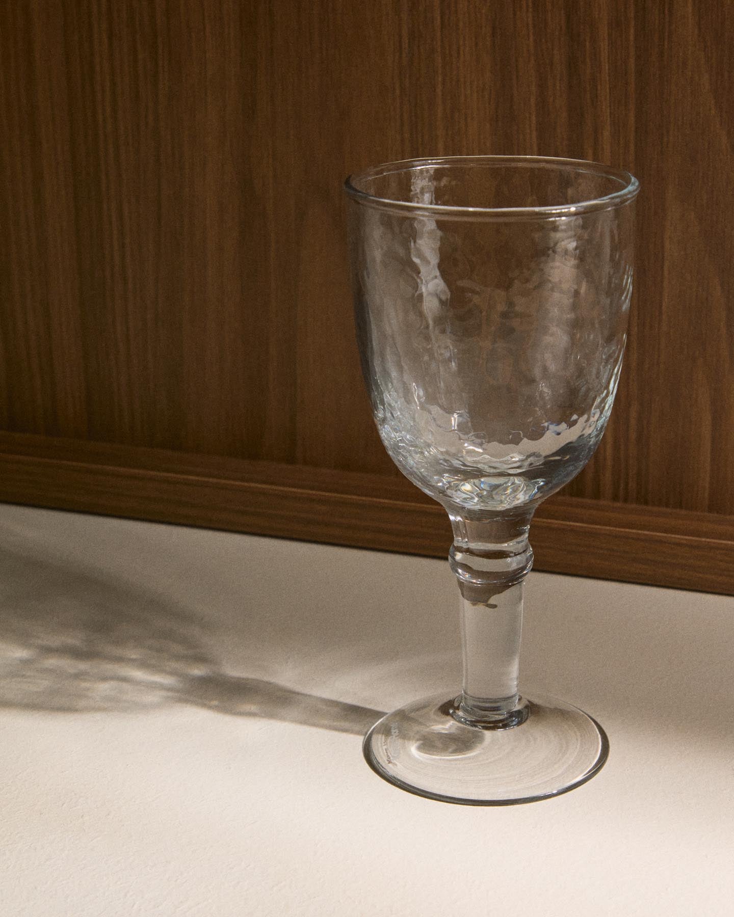 Weinglas Vinea aus transparentem Recyclingglas in Transparent präsentiert im Onlineshop von KAQTU Design AG. Wein- & Sektglas ist von Kave Home