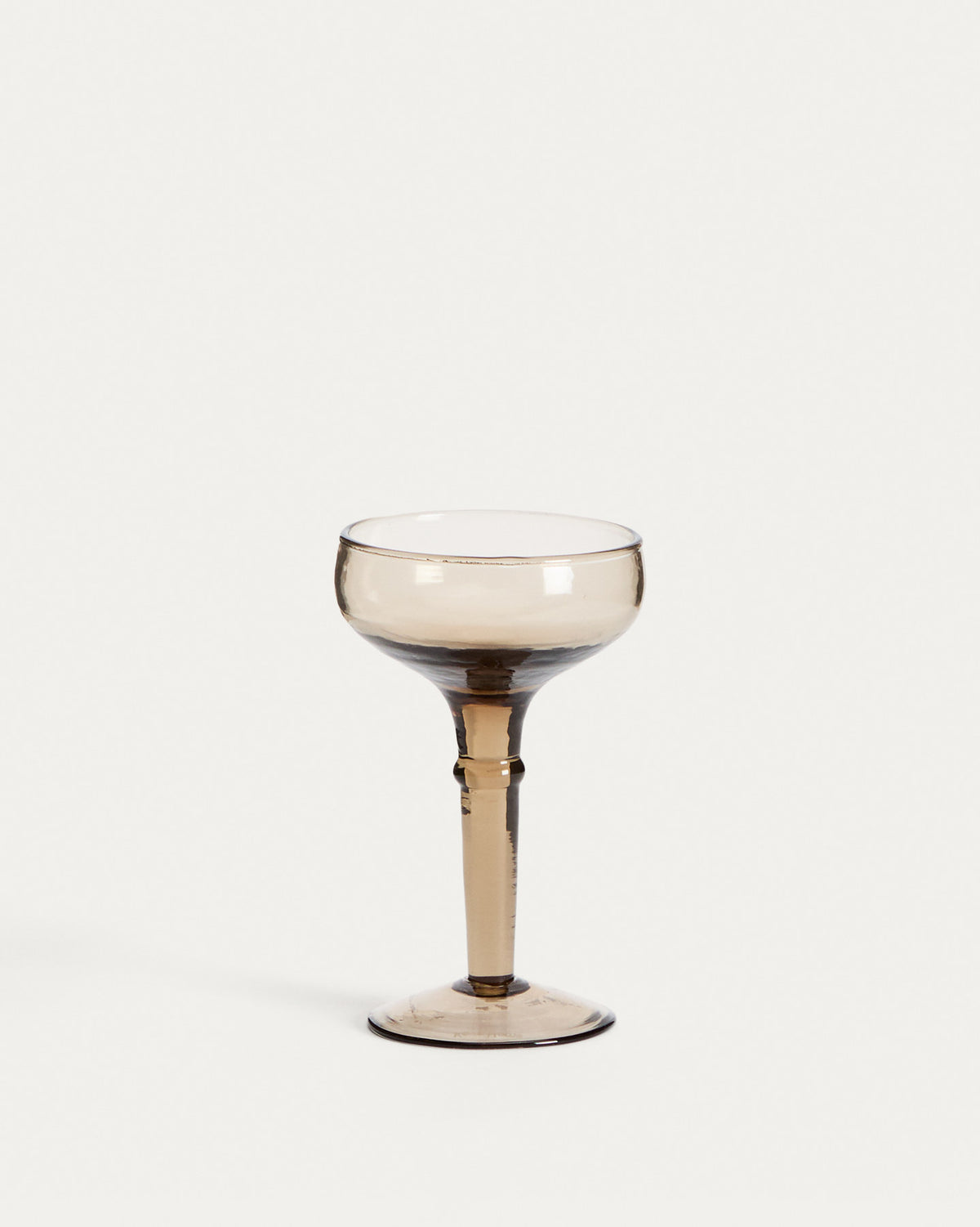 Weinglas Vinea aus braunem Recyclingglas in Braun präsentiert im Onlineshop von KAQTU Design AG. Wein- & Sektglas ist von Kave Home