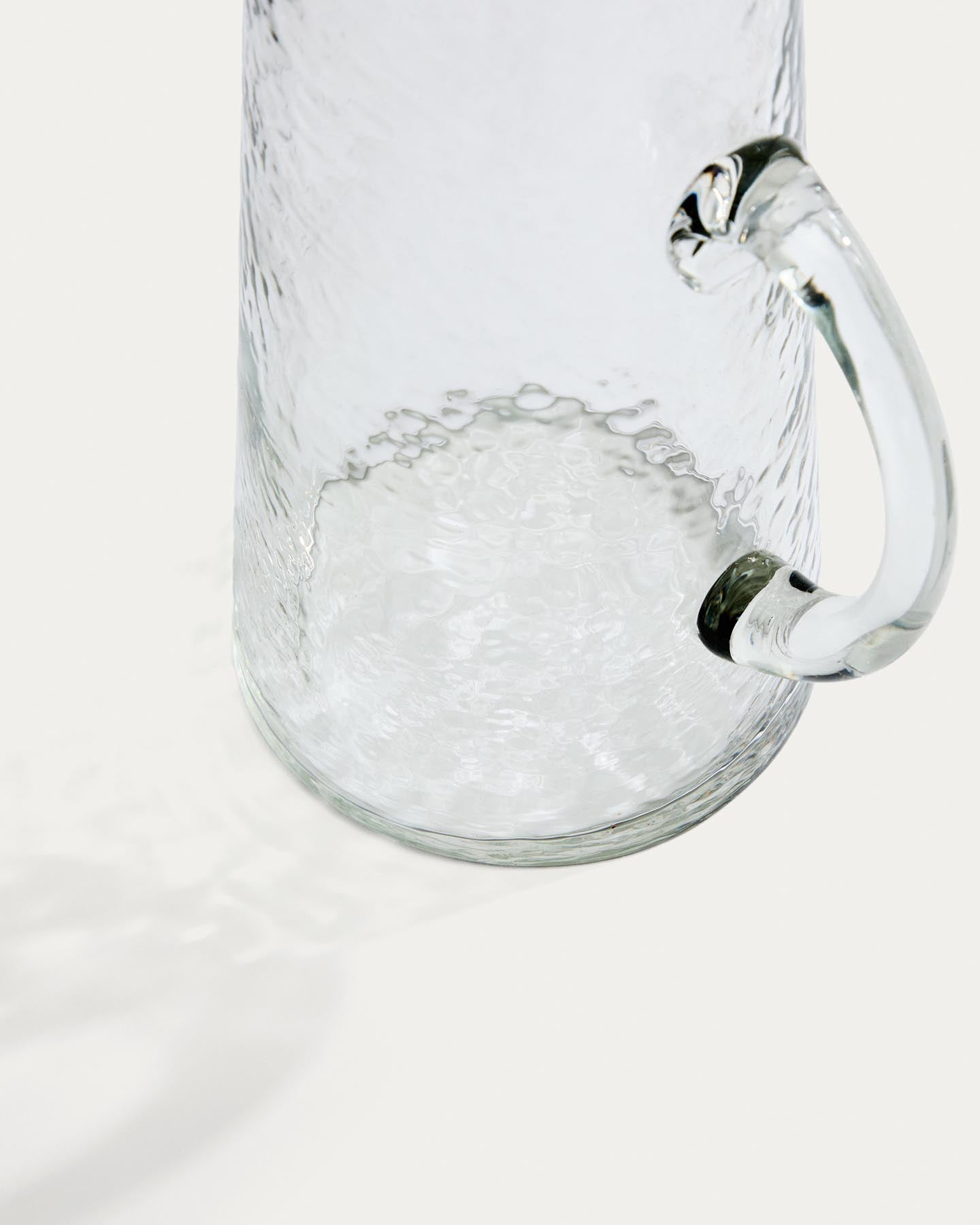 Krug Obila aus transparentem Recyclingglas in Transparent präsentiert im Onlineshop von KAQTU Design AG. Krug ist von Kave Home