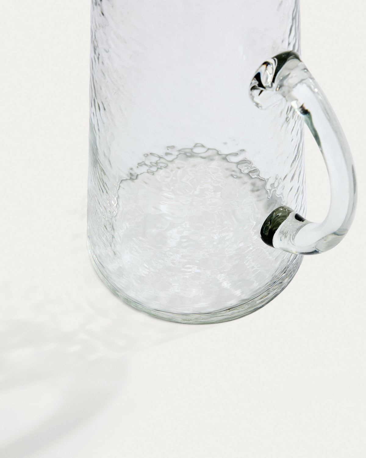 Krug Obila aus transparentem Recyclingglas in Transparent präsentiert im Onlineshop von KAQTU Design AG. Wasserkrüge ist von Kave Home