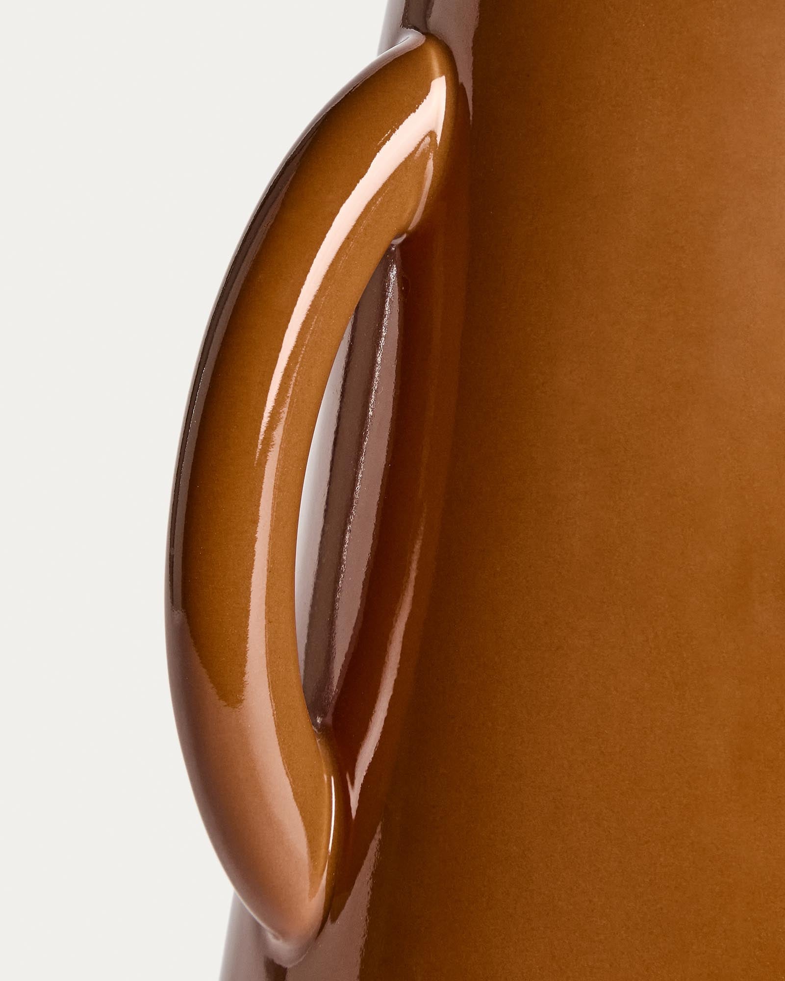 Elegante Vase Odra aus hochwertiger brauner Keramik mit glänzender Oberfläche, 25,5 cm hoch, ideal für stilvolle Dekoration.
