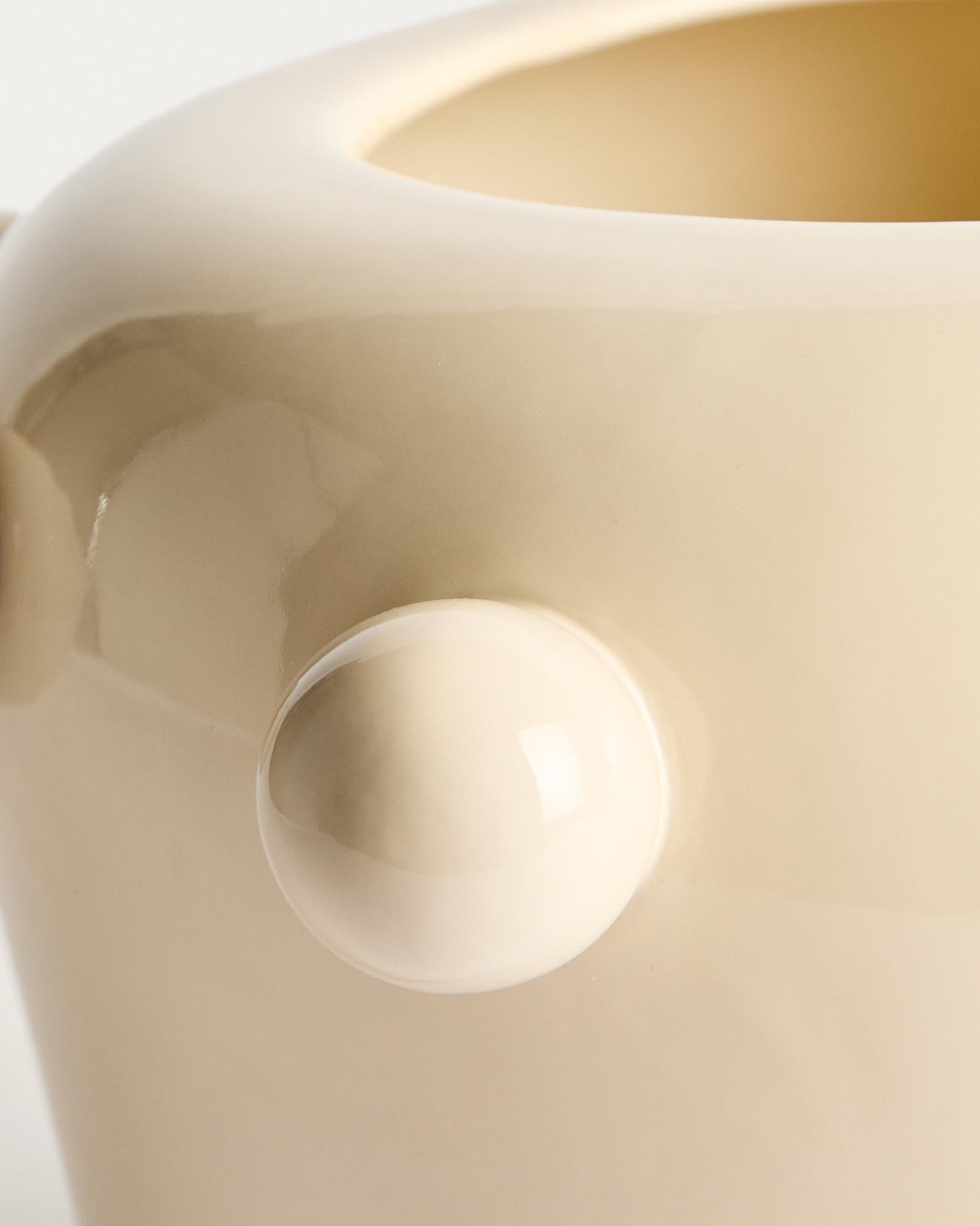 Stilvolle Vase Odra aus ecrufarbener Keramik mit glänzendem Finish, 17 cm hoch – perfektes Deko-Element für jedes Zuhause von Kave Home.