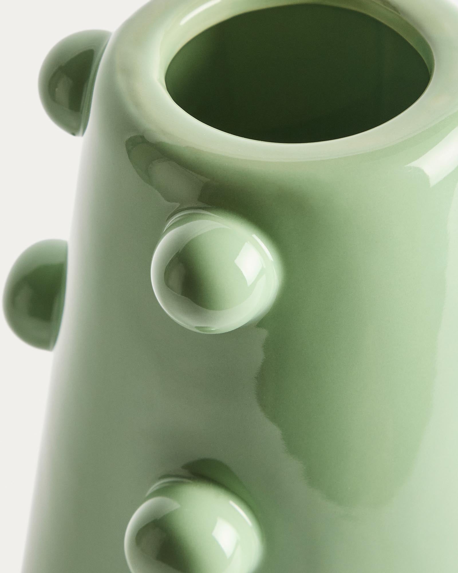Elegante Vase Odra in sanftem Hellgrün, 25,5 cm hoch, aus hochwertiger Keramik mit glänzender Oberfläche, ideal für stilvolle Dekoration.