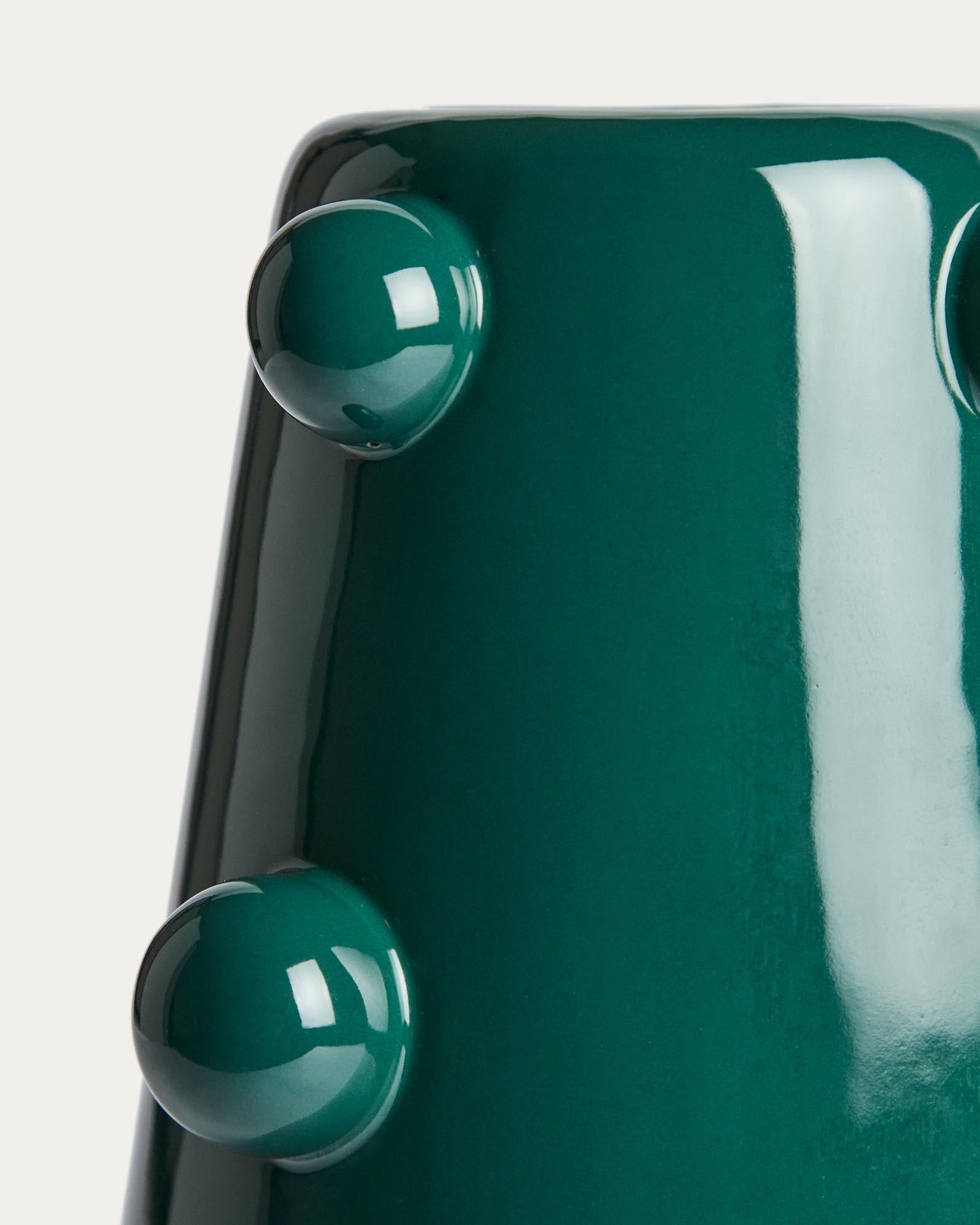 Stilvolle Vase Odra aus dunkelgrüner Keramik, 25,5 cm hoch, mit schimmerndem Finish – perfekt für moderne Wohnräume und kreative Arrangements.