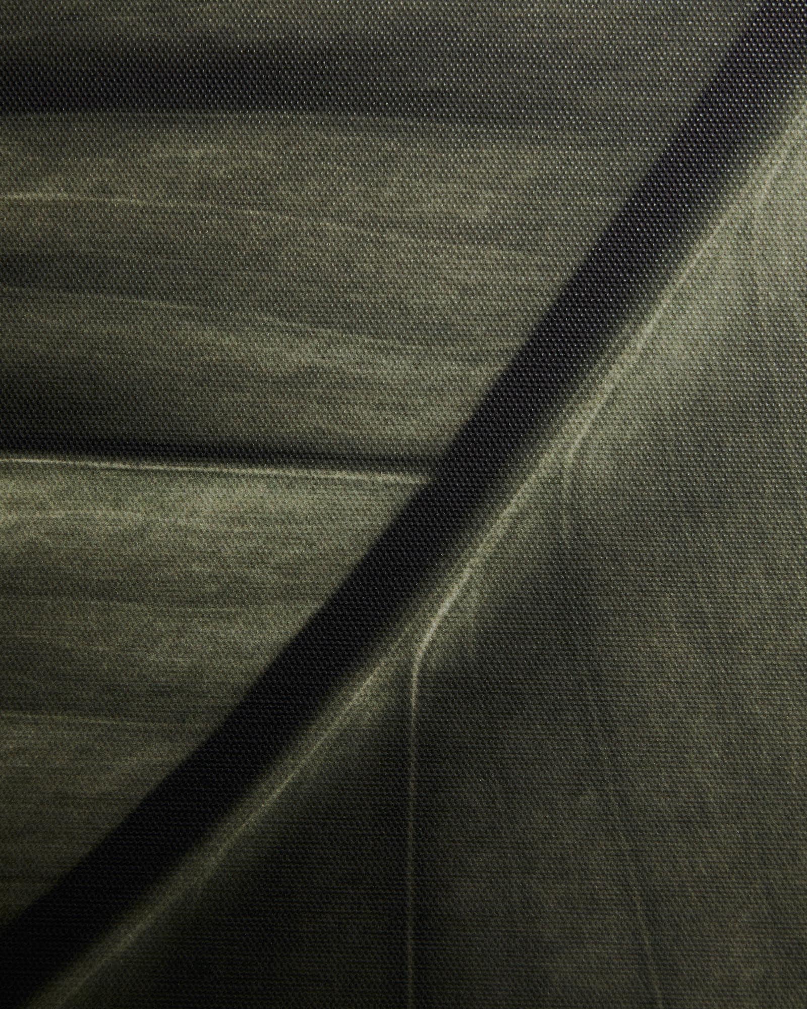 Stimmungsvolle Fotografie eines Blattes in sanften Grüntönen, 32,5 x 42,5 cm, perfekt für stilvolle Inneneinrichtungen.