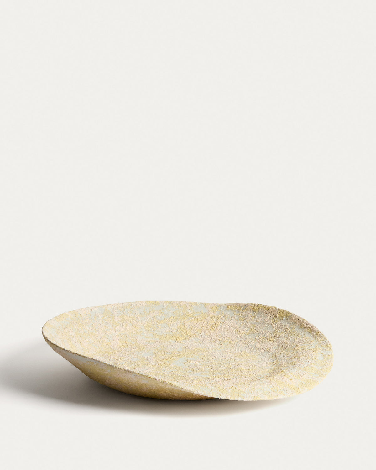 Tafelaufsatz Medira aus Keramik in Ecru und Gelb, Ø 50,5 cm in Gelb präsentiert im Onlineshop von KAQTU Design AG. Schale ist von Kave Home