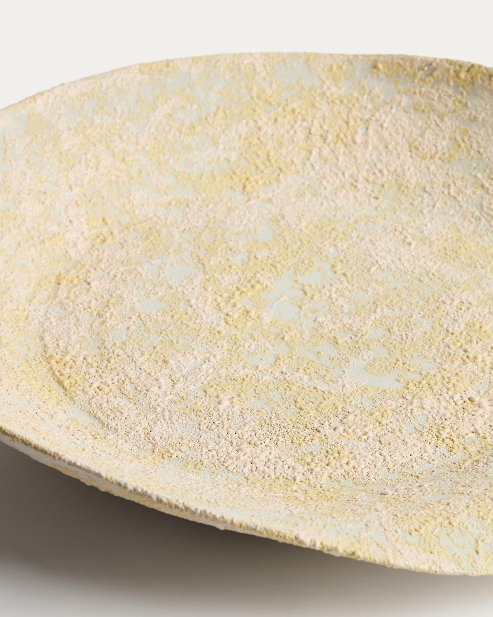 Eleganter Tafelaufsatz Medira aus hochwertiger Keramik in sanften Ecru- und Gelbtönen, Ø 50,5 cm, ideal für stilvolle Tischdekoration.