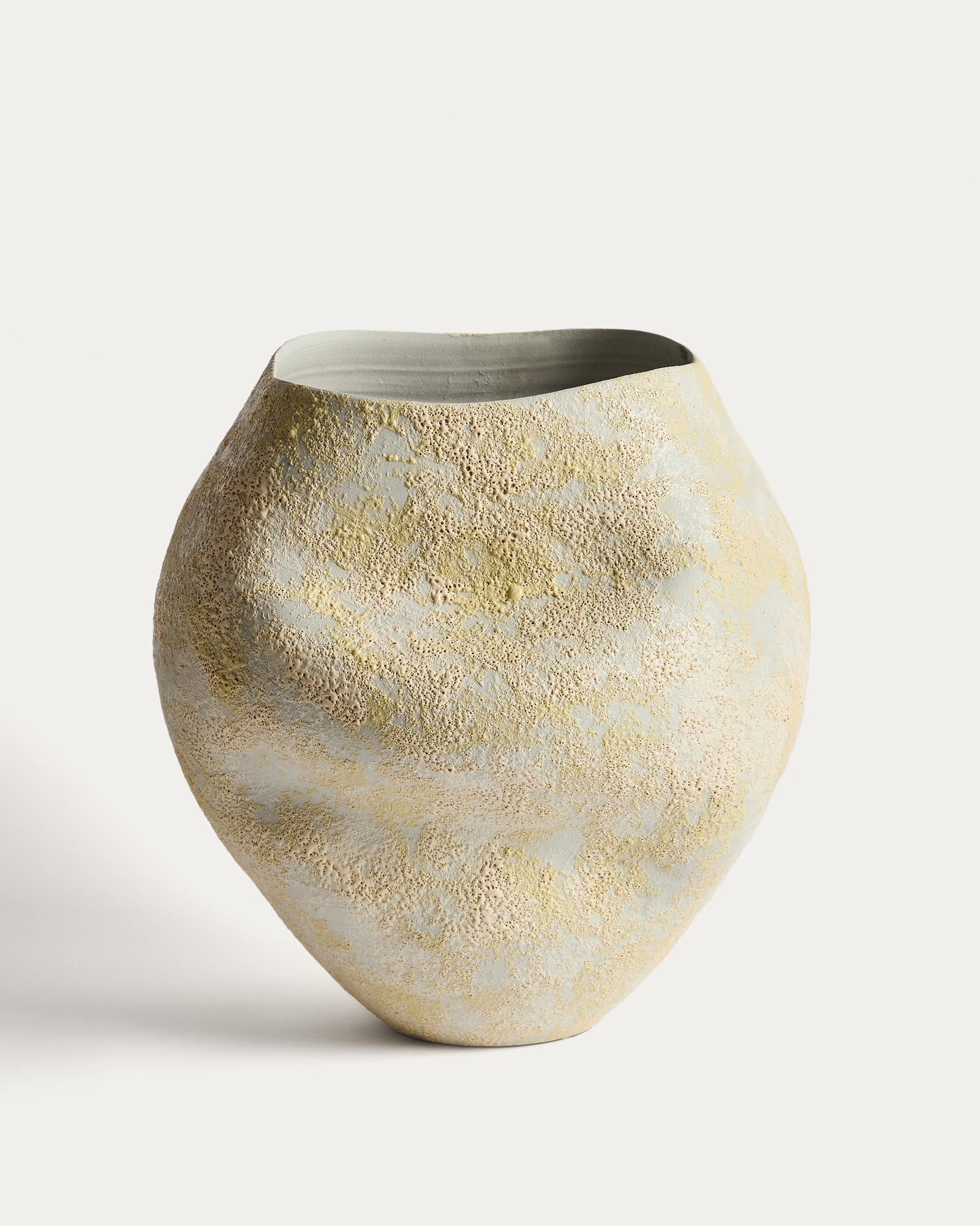 Keramikvase Medira in Ecru und Gelb, 35,5 cm in Gelb präsentiert im Onlineshop von KAQTU Design AG. Vase ist von Kave Home