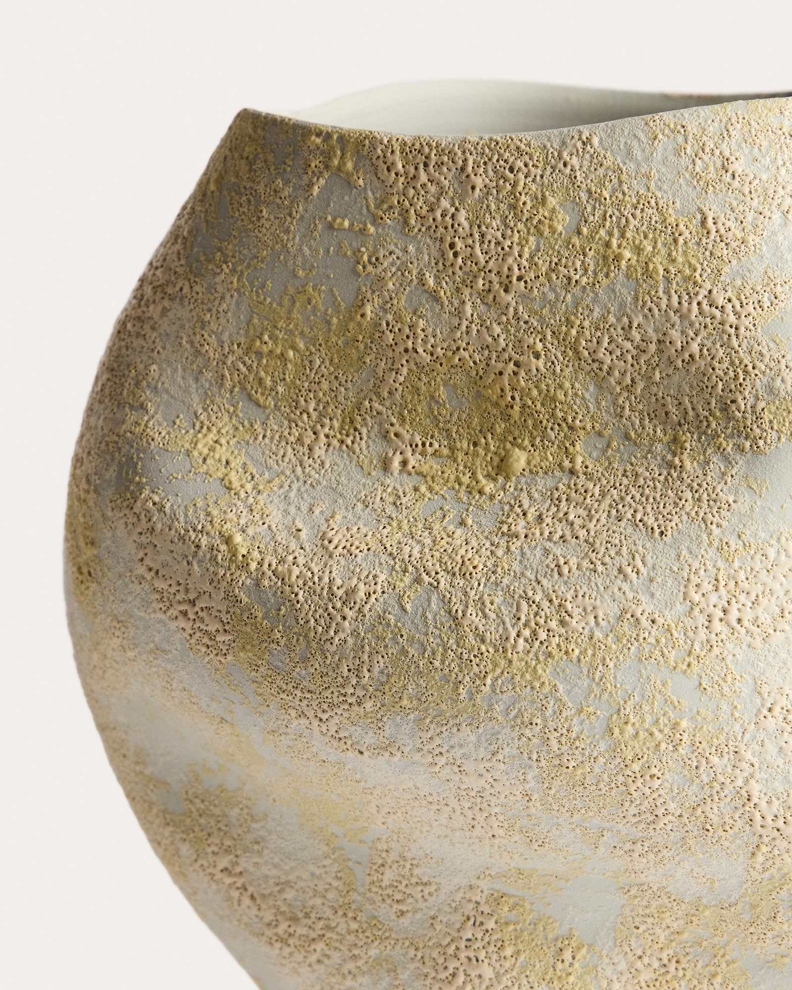 Stilvolle Keramikvase Medira in Ecru und Gelb, 35,5 cm hoch, perfekt für moderne Dekoration und kreative Blumenarrangements.