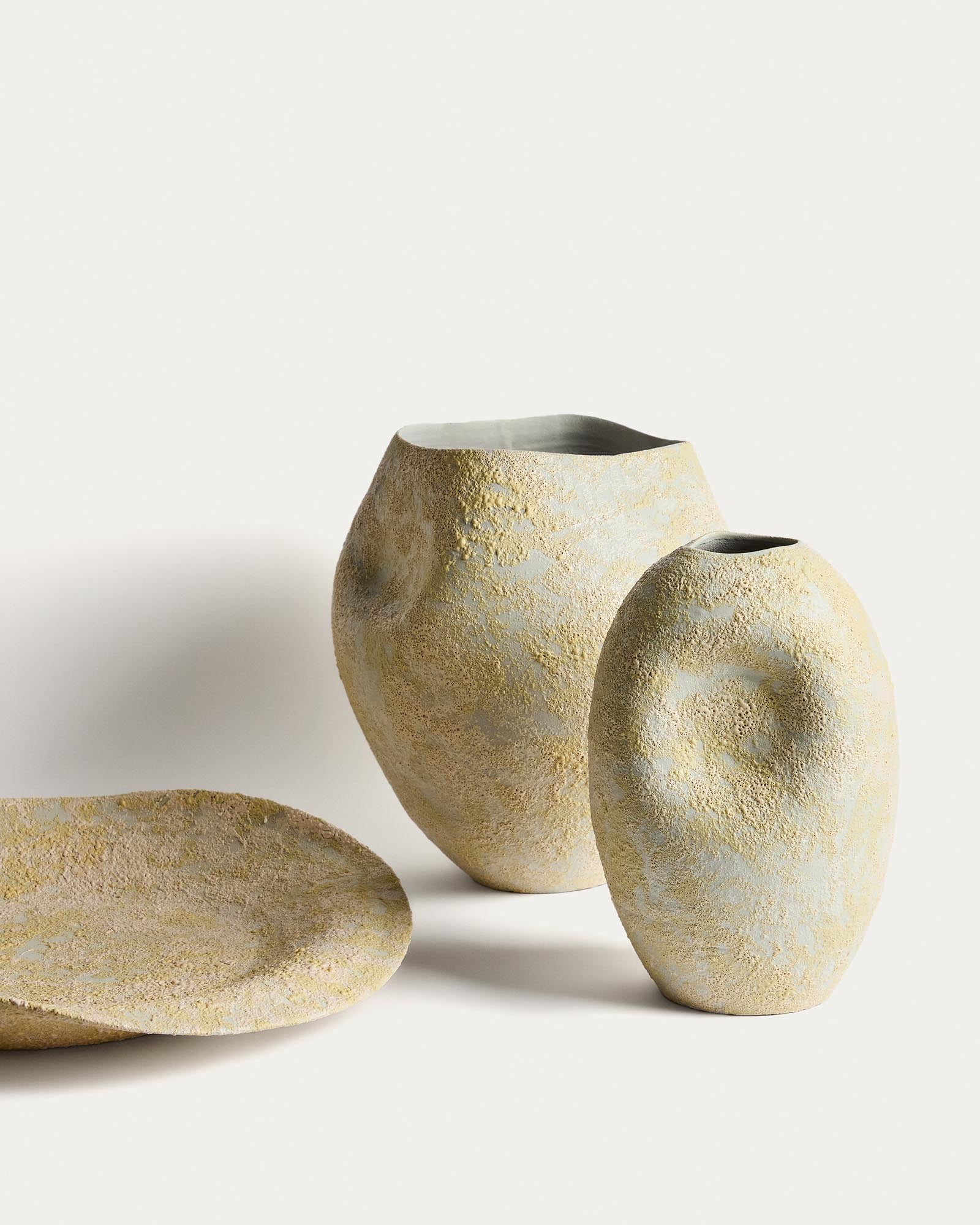 Elegante Keramikvase Medira in sanften Ecru- und Gelbtönen, 35,5 cm hoch, ideal für stilvolle Akzente und florale Arrangements.