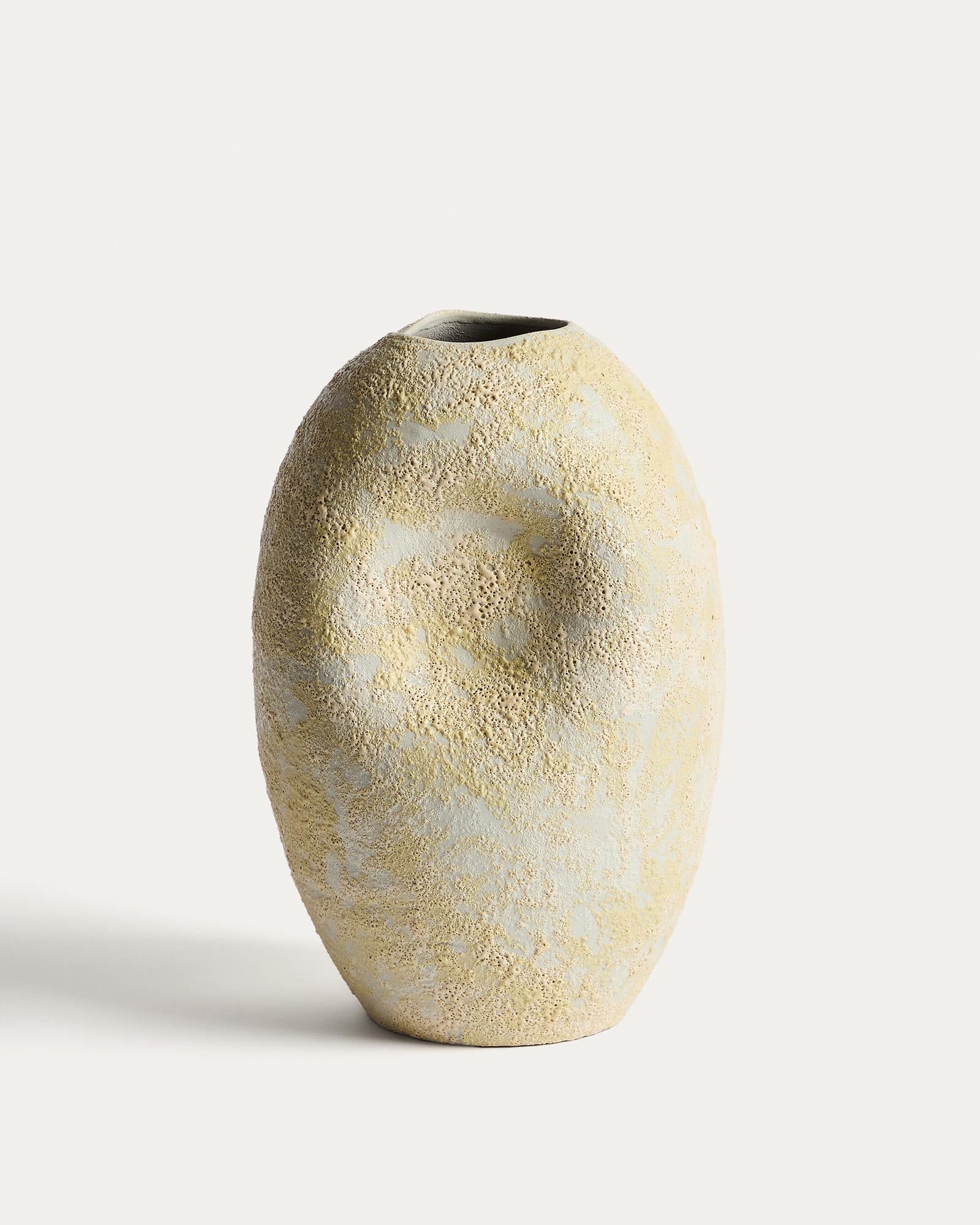 Keramikvase Medira in Ecru und Gelb, 32,5 cm in Gelb präsentiert im Onlineshop von KAQTU Design AG. Vase ist von Kave Home