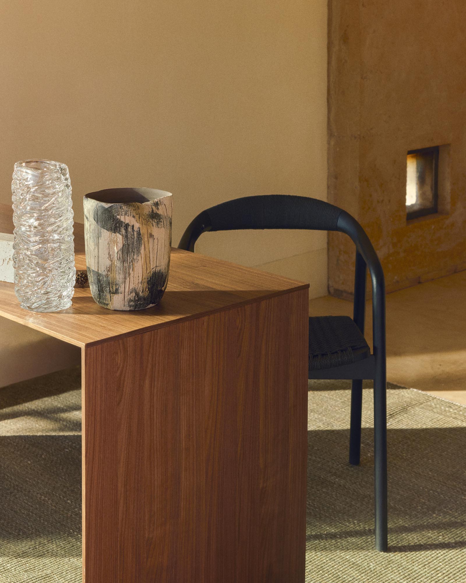 Elegante braune Keramikvase Dirva von Kave Home, 38 cm hoch, ideal für stilvolle Blumenarrangements und moderne Wohnräume.