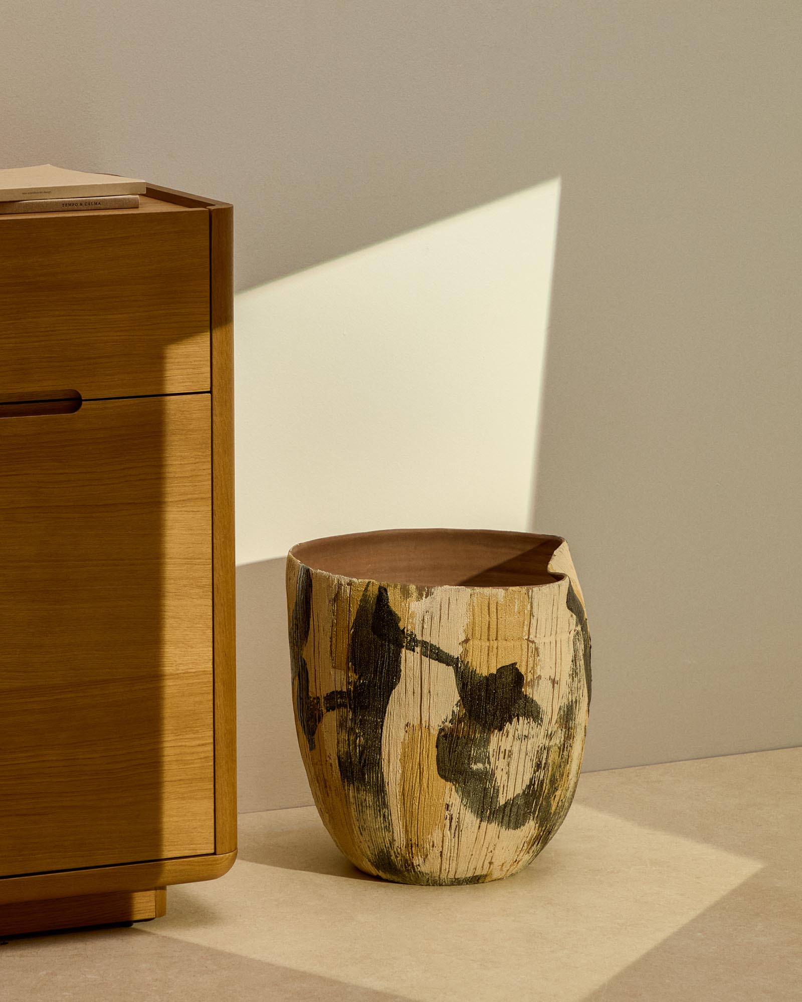 Elegante braune Keramikvase Dirva, 38 cm hoch, ideal für moderne Inneneinrichtungen und als Blickfang auf jedem Tisch.