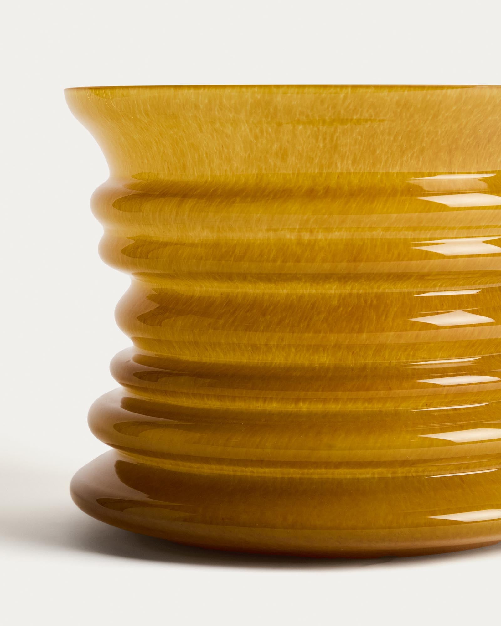Stilvolle Vase Ambere aus leuchtend gelbem Glas, 20 cm hoch, perfekt für kreative Blumendekorationen und moderne Inneneinrichtungen.