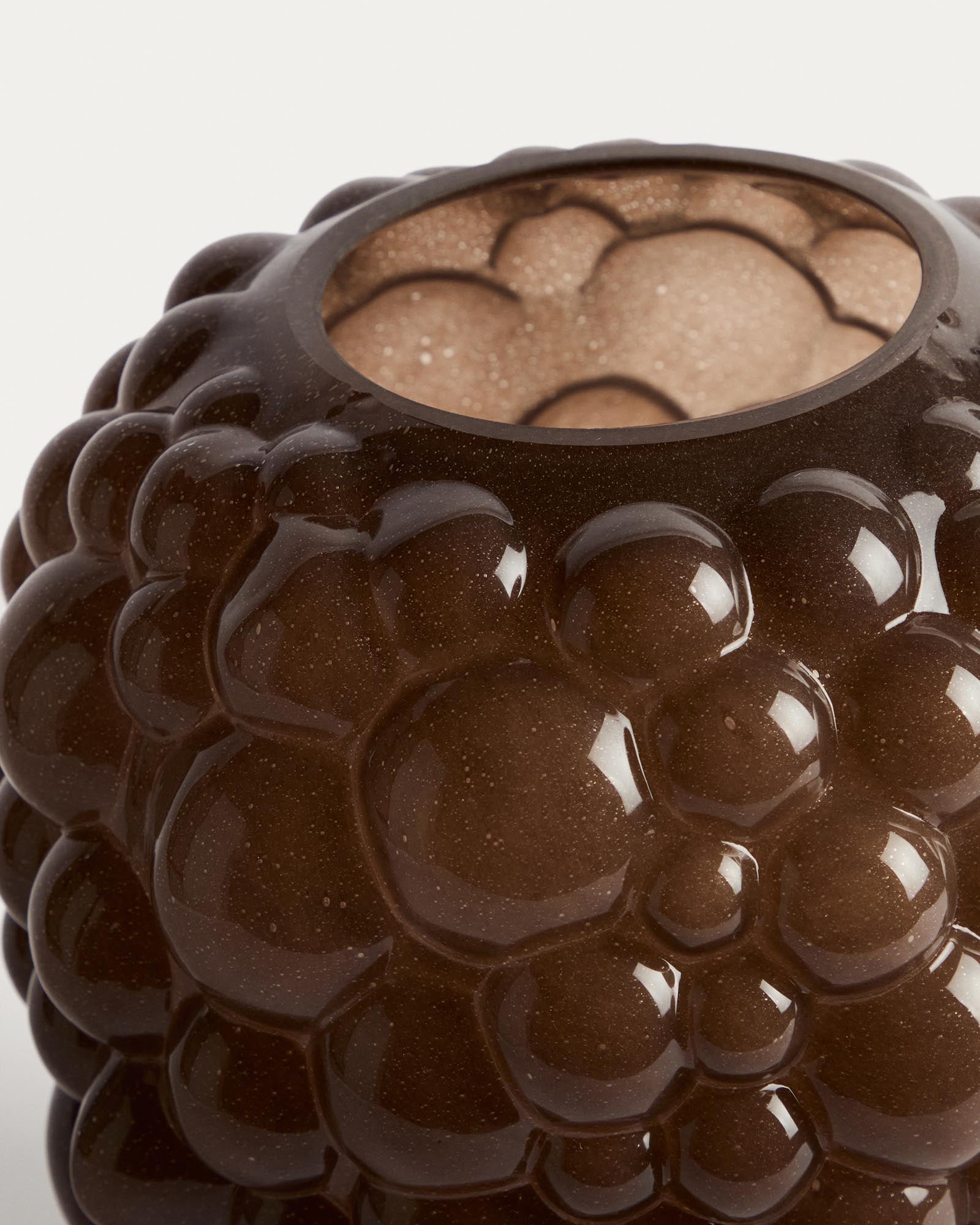 Stilvolle 30 cm hohe Vase Mure aus braunem Glas von Kave Home, perfekt für kreative Arrangements und als Blickfang in jedem Raum.