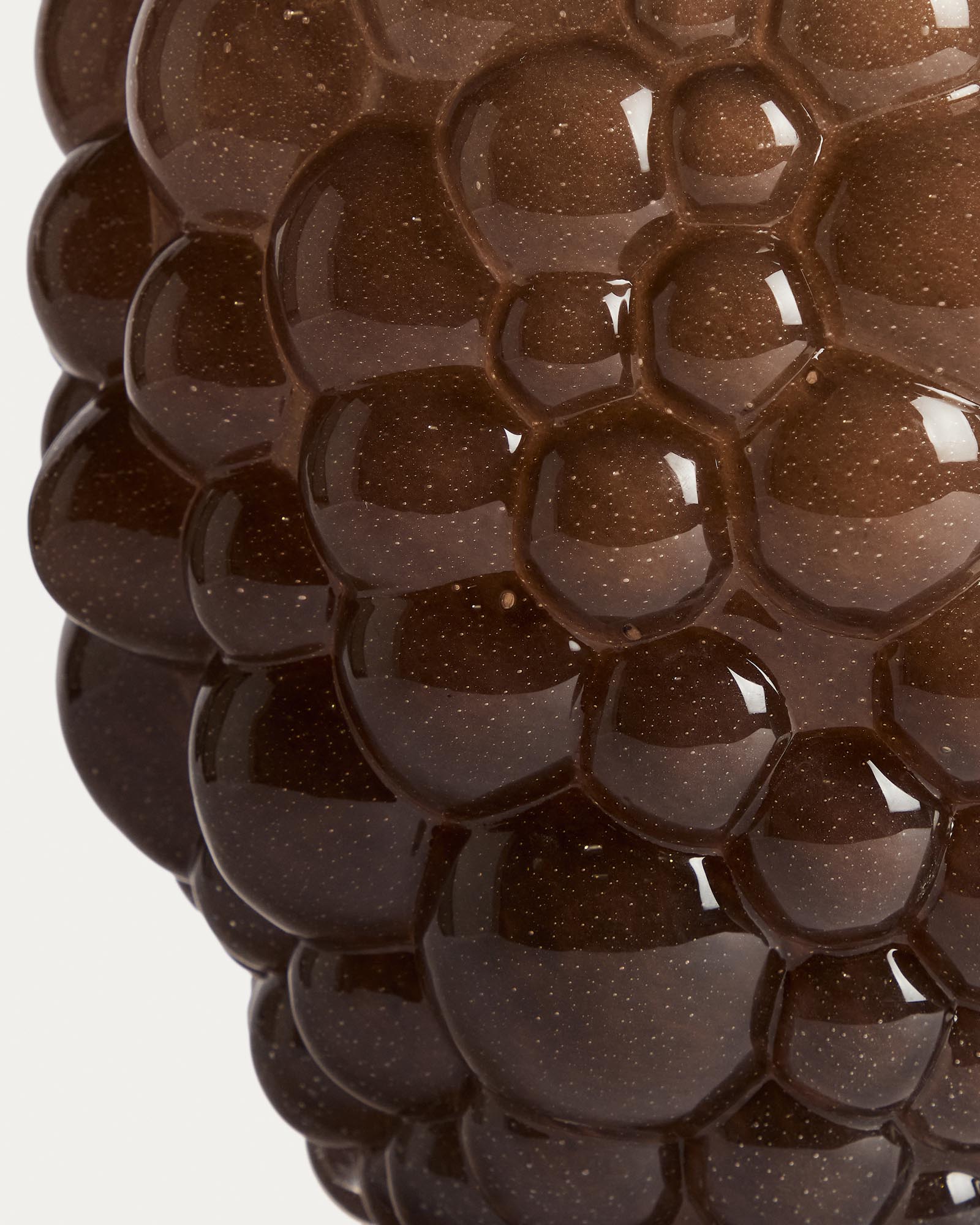 Elegante 30 cm hohe Vase Mure aus braunem Glas von Kave Home, ideal für Blumen und als dekoratives Element in Ihrem Zuhause.