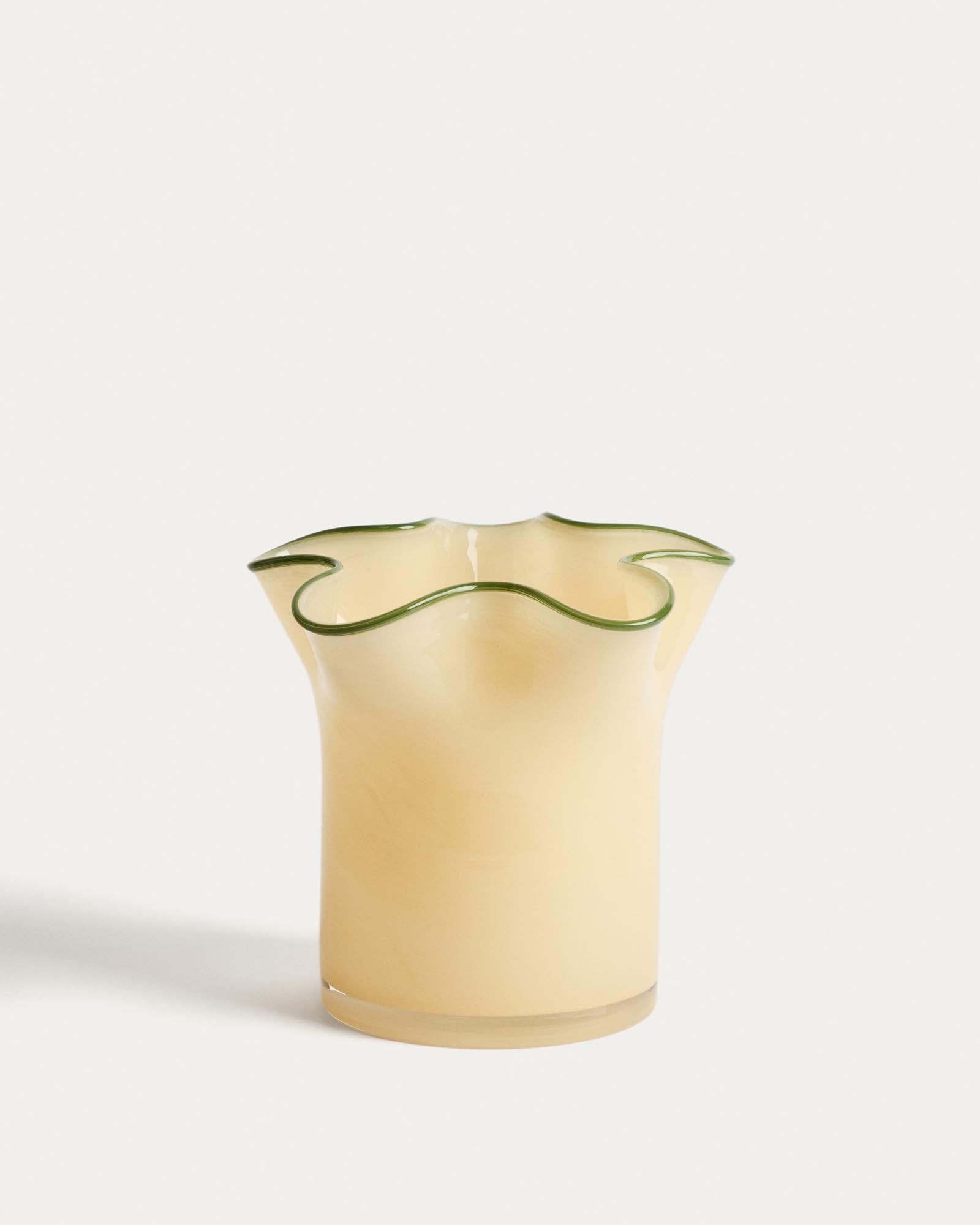 Vase Endasi aus gelbem Glas, 19,5 cm in Gelb präsentiert im Onlineshop von KAQTU Design AG. Vase ist von Kave Home