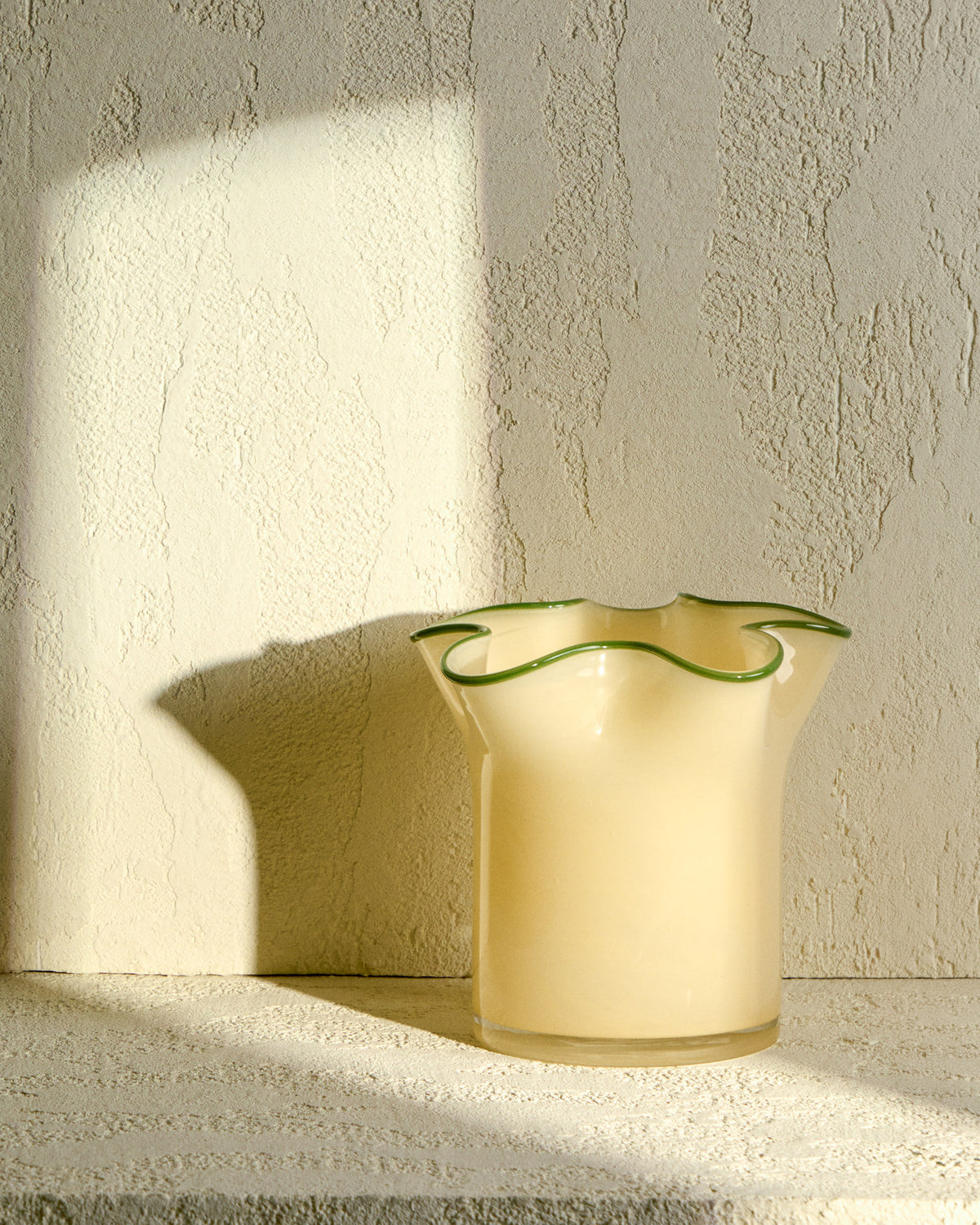 Vase Endasi aus gelbem Glas, 19,5 cm in Gelb, Grün präsentiert im Onlineshop von KAQTU Design AG. Vase ist von Kave Home