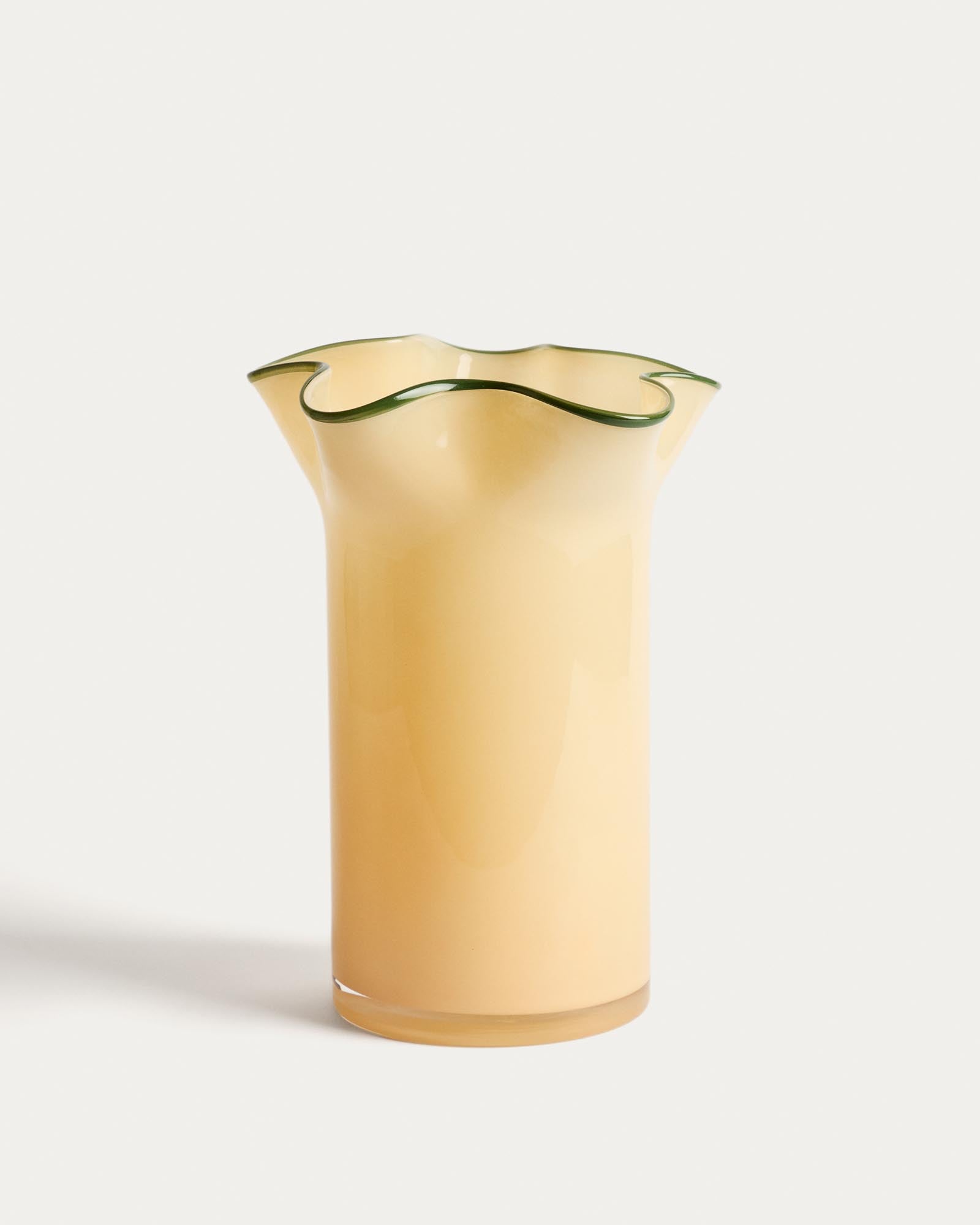 Vase Endasi aus gelbem Glas, 31 cm in Gelb präsentiert im Onlineshop von KAQTU Design AG. Vase ist von Kave Home