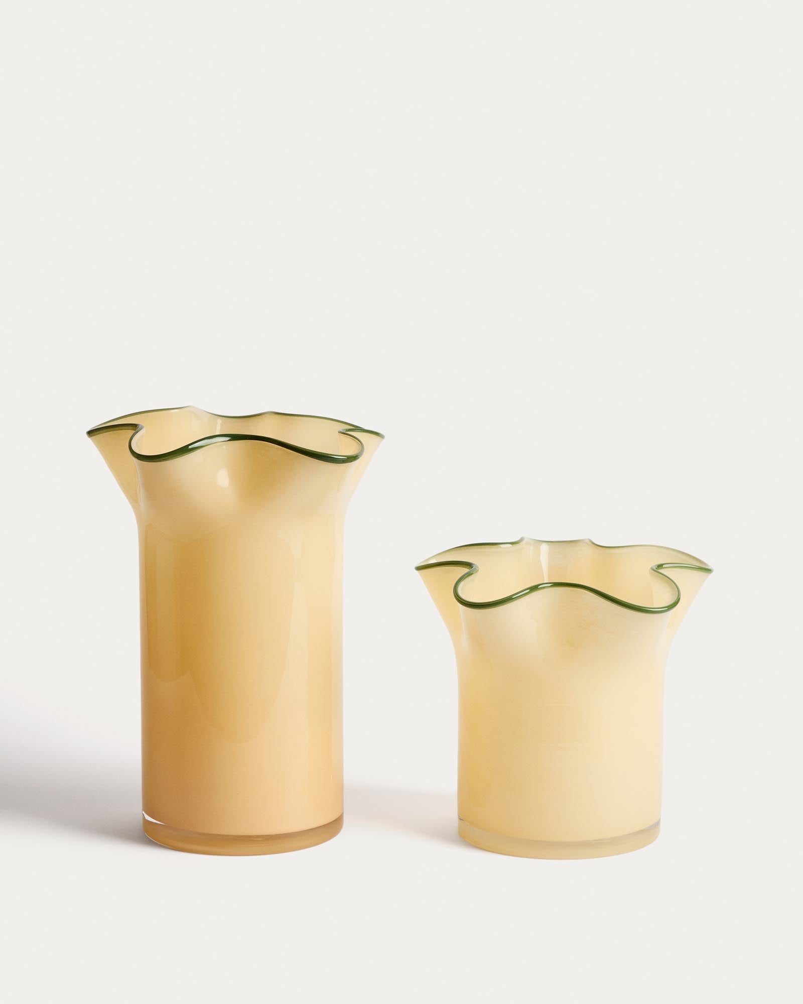 Elegante Endasi Vase in strahlendem Gelb, 31 cm hoch, ideal für frische Blumenarrangements und als Blickfang in jedem Raum.