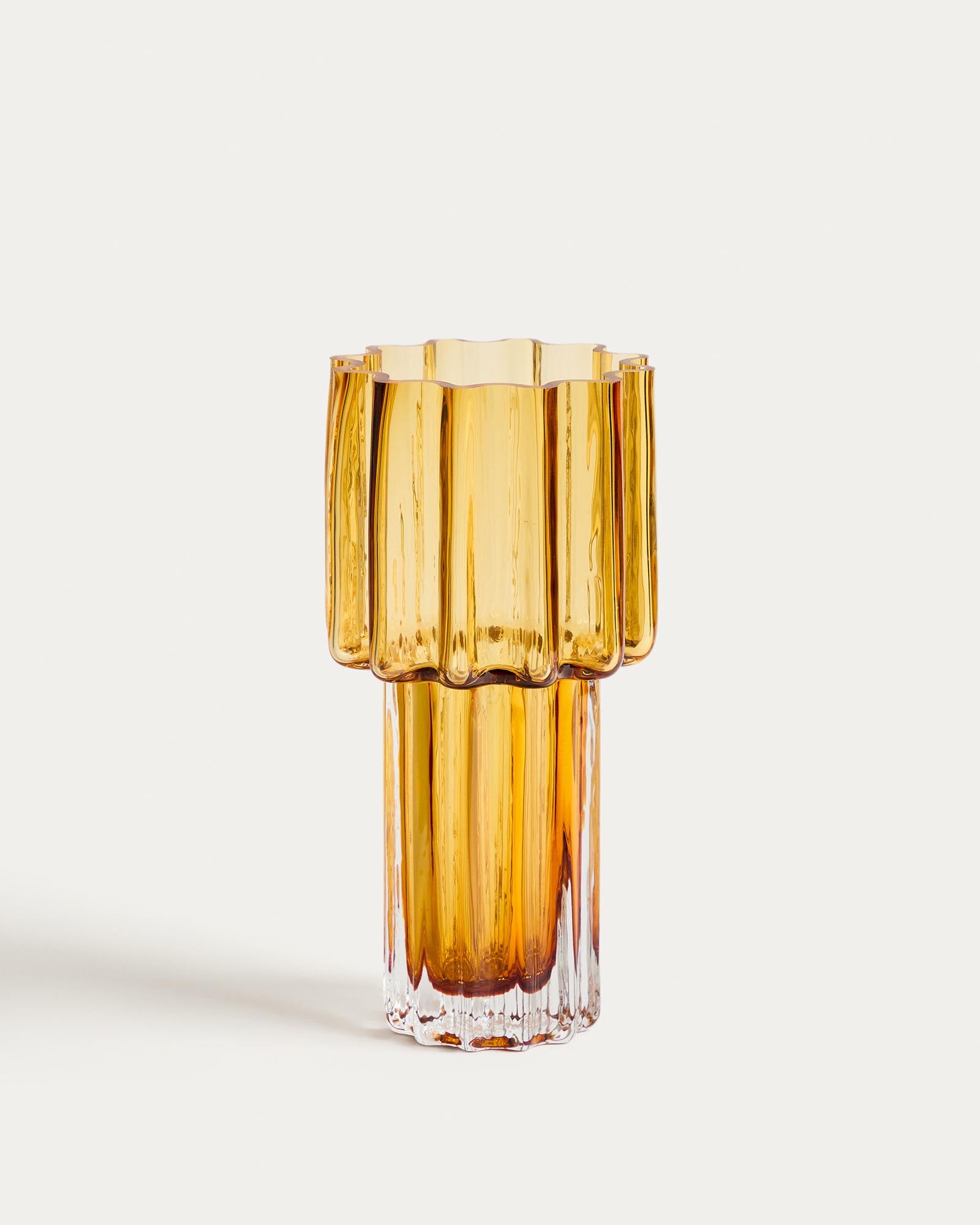 Vase Cristila aus orangefarbenem Glas, 30 cm in Braun präsentiert im Onlineshop von KAQTU Design AG. Vase ist von Kave Home