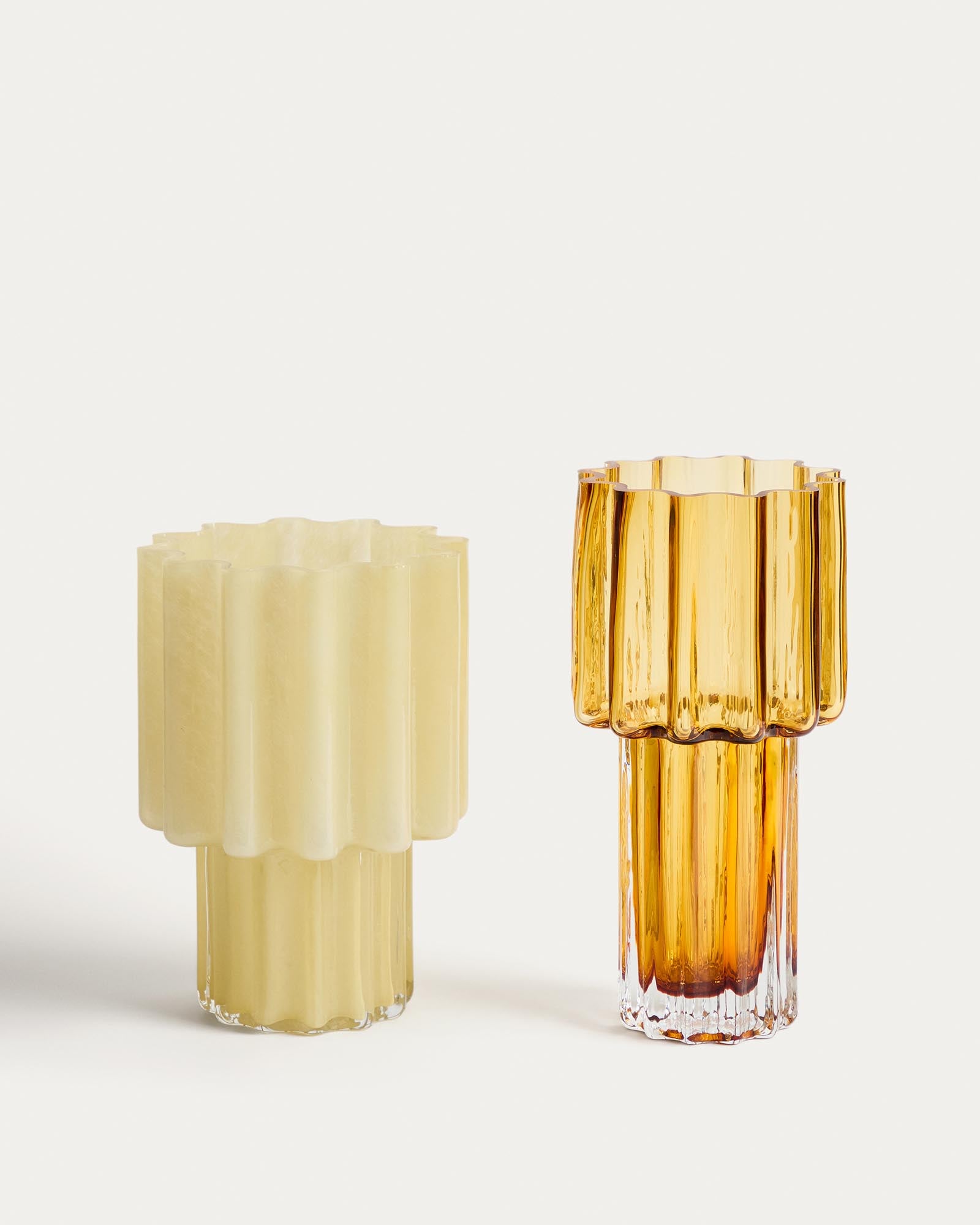 Elegante Vase Cristila aus leuchtend orangefarbenem Glas, 30 cm hoch, ideal für farbenfrohe Blumen und moderne Dekoration.