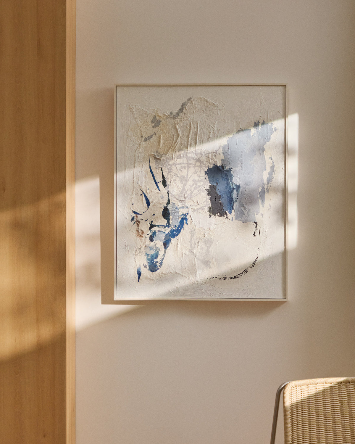 Handgemaltes abstraktes Bild Erale in Grau und Blau, 80 x 100 cm in Weiss, Schwarz, Grau, Beige, Blau präsentiert im Onlineshop von KAQTU Design AG. Bild ist von Kave Home