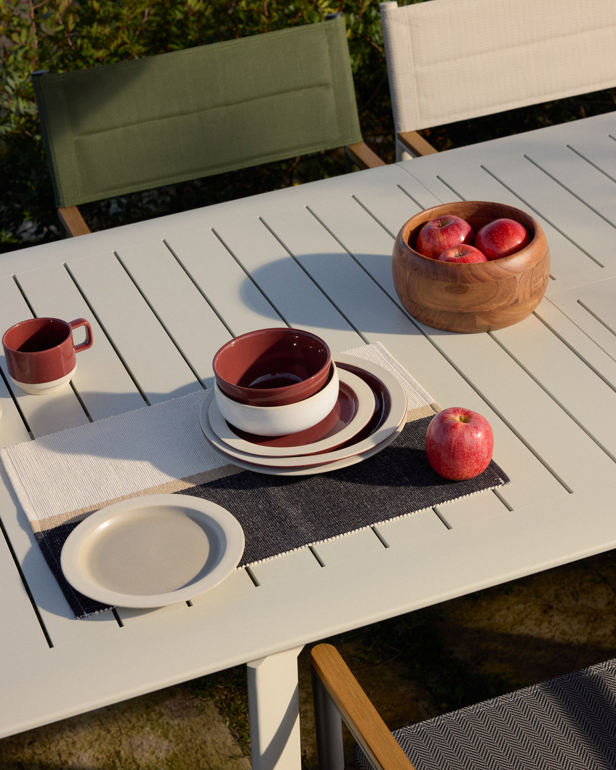 Schale Doren aus Keramik in Granatrot in Weiss präsentiert im Onlineshop von KAQTU Design AG. Schale ist von Kave Home