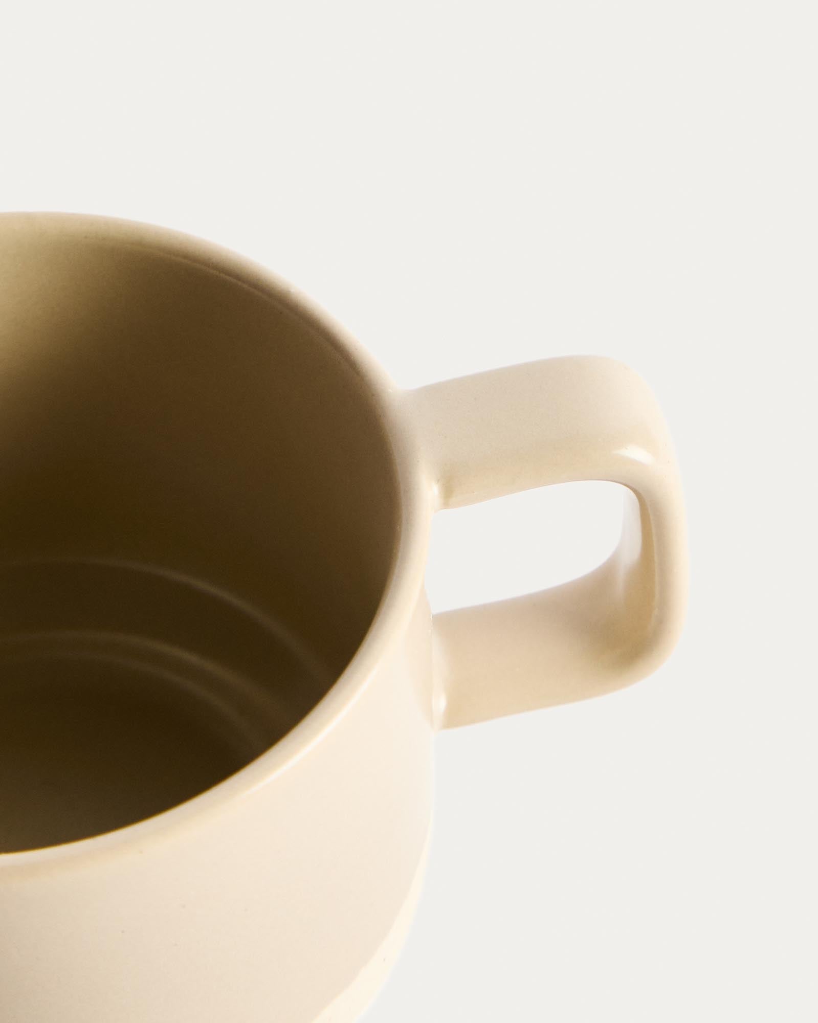 Stilvolle beige Keramiktasse Doren von Kave Home, perfekt für heiße Getränke, vereint modernes Design mit Funktionalität.
